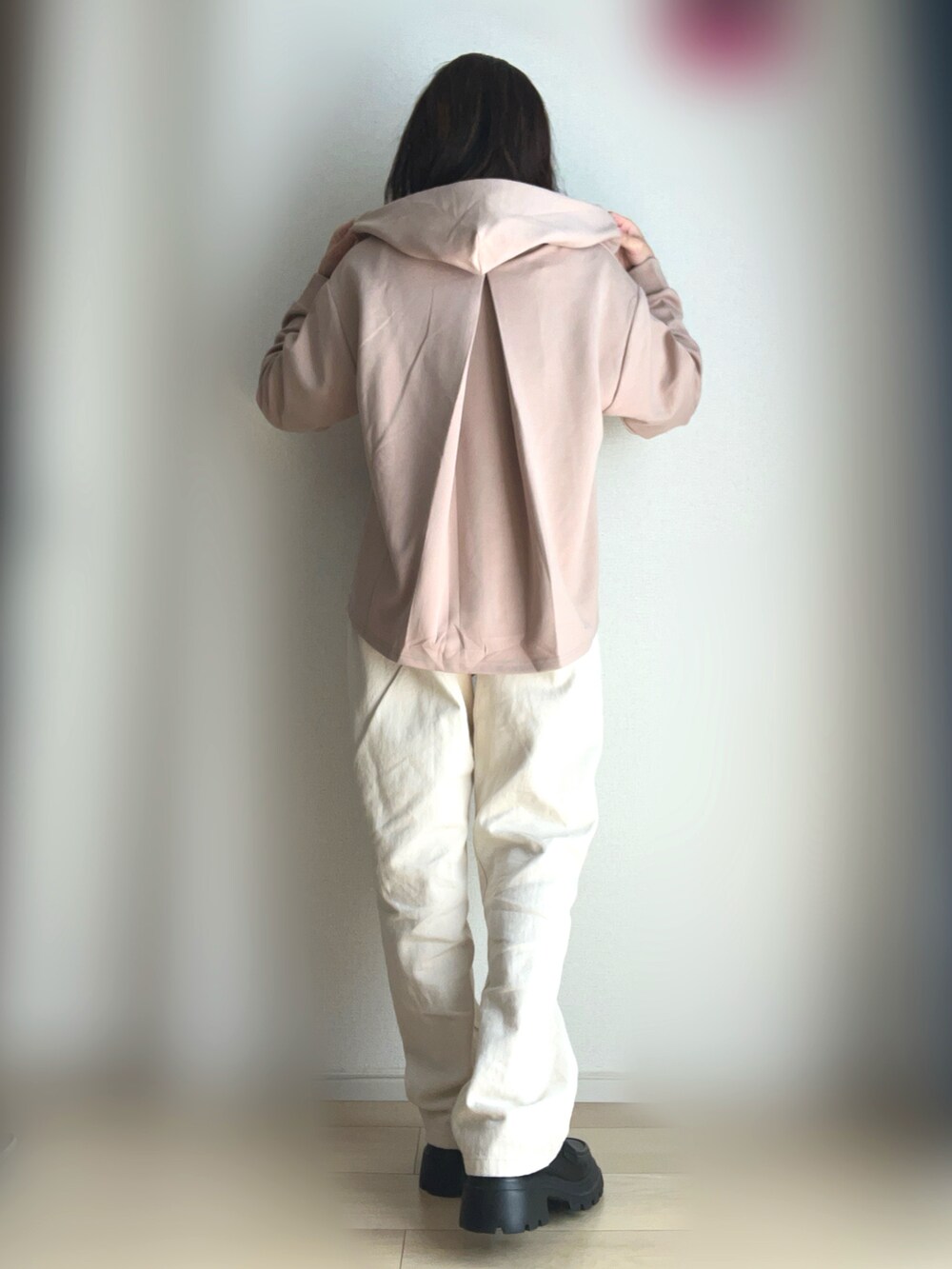 ベージュ系のデニムパンツ、ブラック系のローファー、ベージュ系のパーカーを着用したレディースの冬コーディネートの4枚目の写真