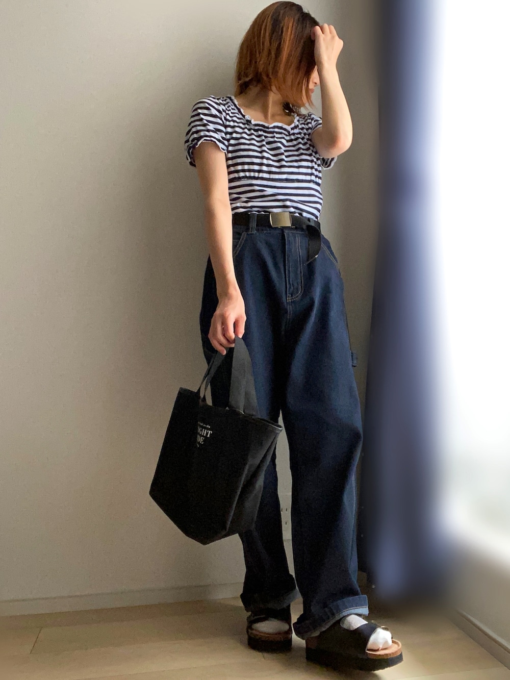 ブルー系のTシャツ/カットソー、ブルー系のデニムパンツ、ブラック系のトートバッグを着用したレディースの夏コーディネートの3枚目の写真