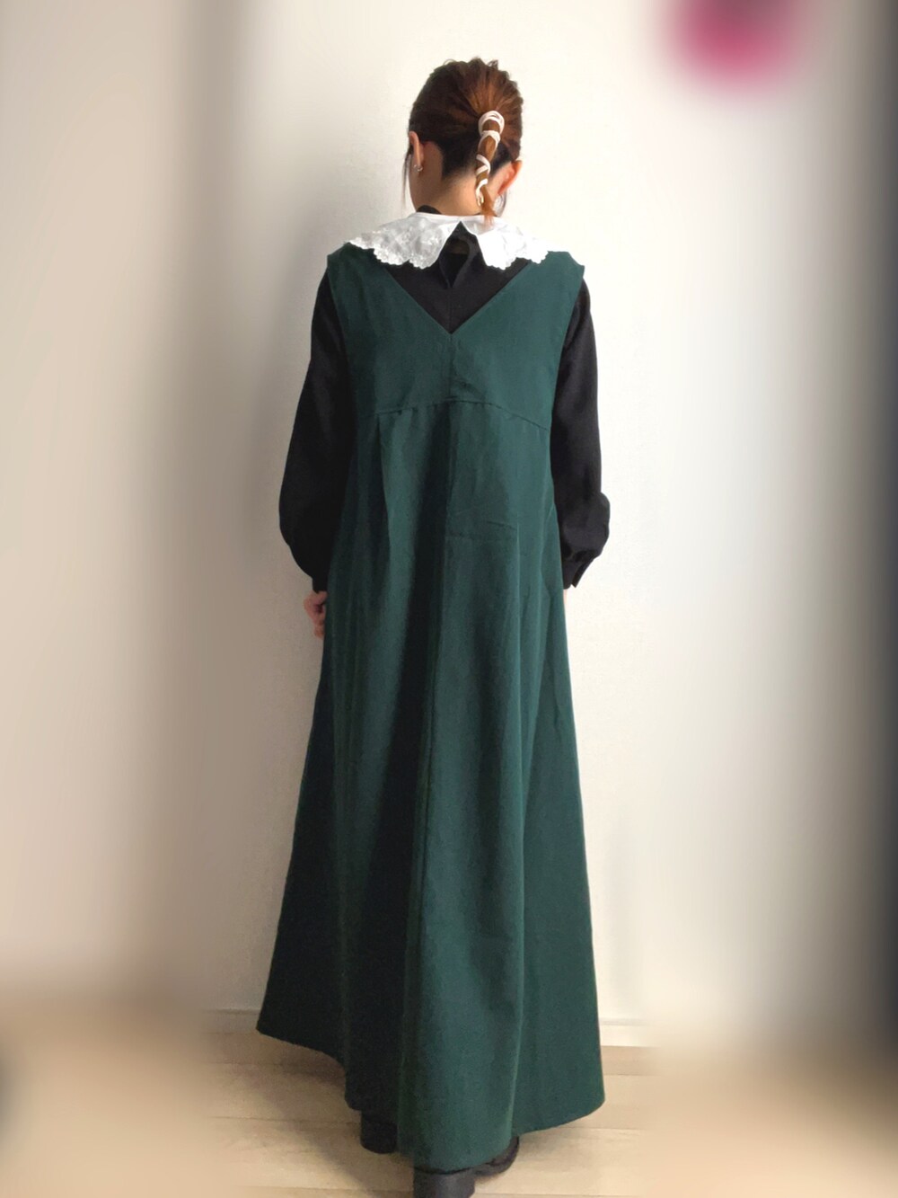 グリーン系のワンピース、ブラック系のシャツ/ブラウスを着用したレディースの秋コーディネートの2枚目の写真