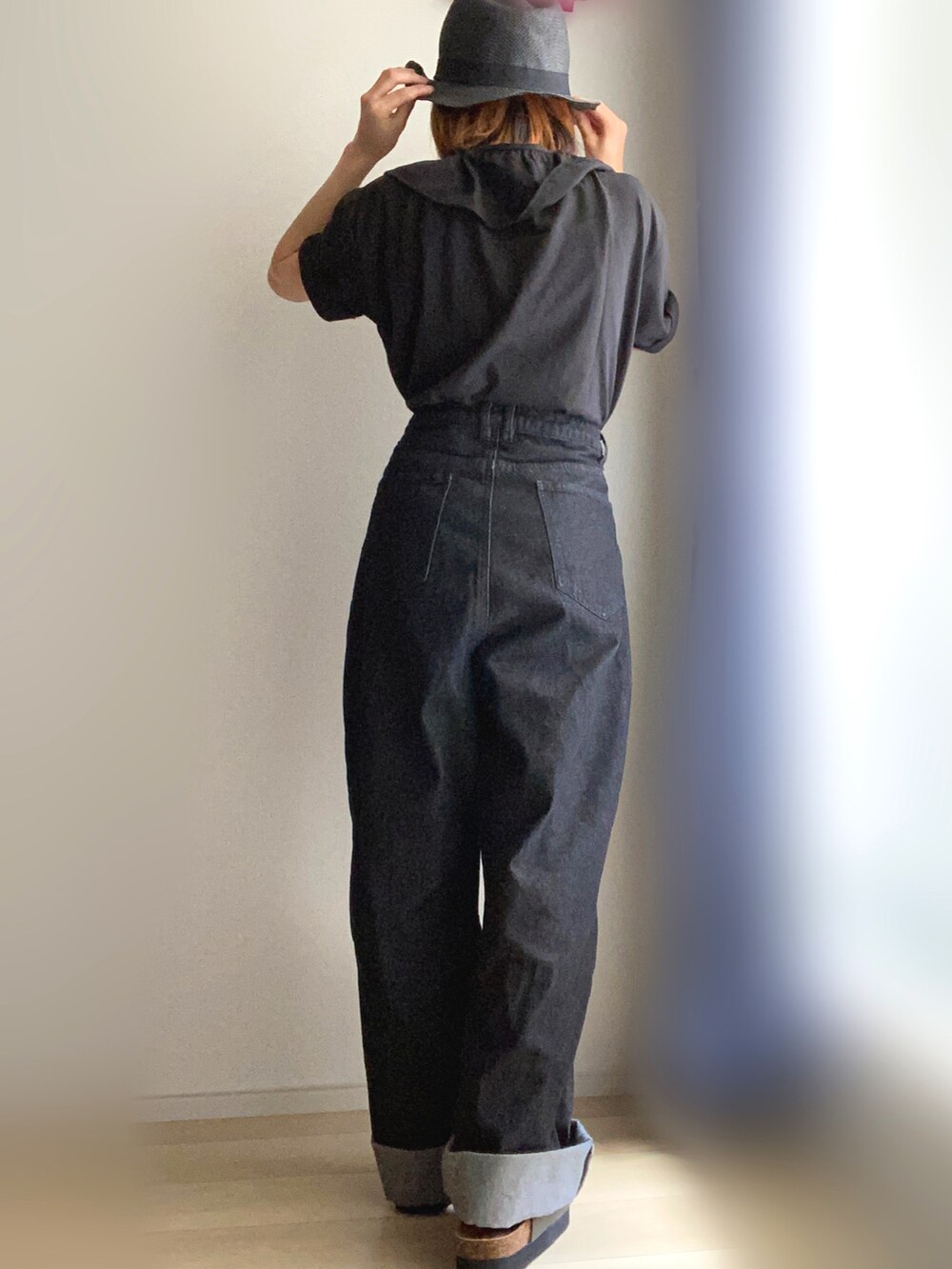 ブラック系のTシャツ/カットソー、ブラック系のデニムパンツを着用したレディースの夏コーディネートの2枚目の写真