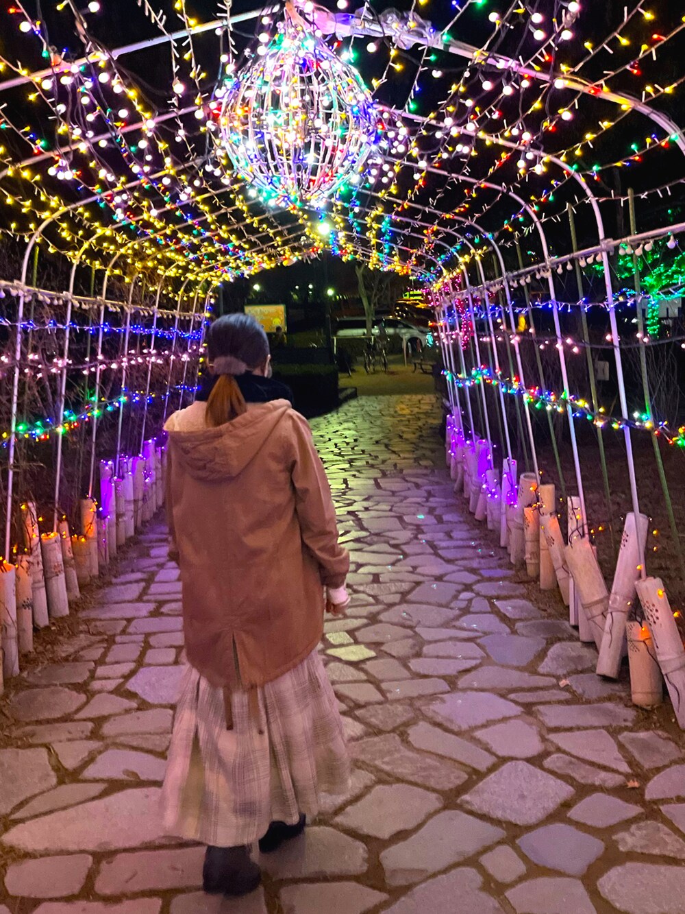 ベージュ系のモッズコート、ホワイト系のスカートを着用したレディースの冬コーディネートの4枚目の写真