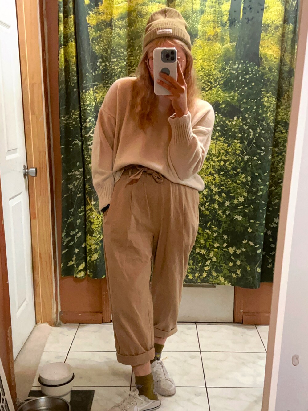 ベージュ系のパンツ、ホワイト系のスニーカー、ピンク系のニット/セーターを着用したレディースの冬コーディネートの2枚目の写真