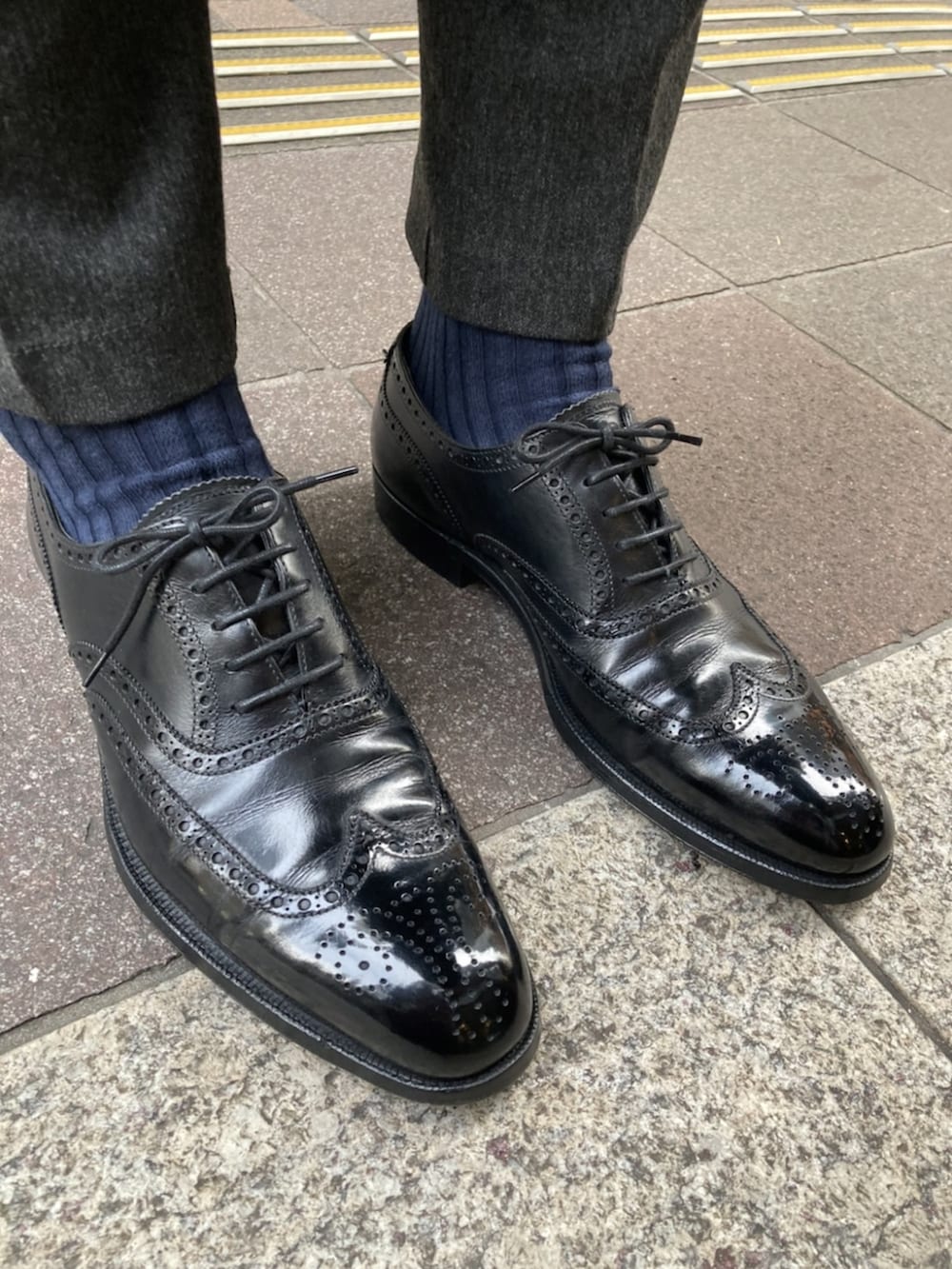 「オトナカジュアル、コート、大人コーデ、ペトリロ、c+、クロケット＆ジョーンズ、crockett&jones、千葉スペシャル、ハイシャイン、ドレスシューズ、冬コーデ、東京、清潔感、靴磨き、モノトーン」｜「C＋の
ＲＩＤ　ＳＭＩＬＥ　２プリーツウールパンツ（スラックス、グレー系）」を使った、kengoal@相互さん（メンズ・180cm）の冬コーディネートの2枚目の写真