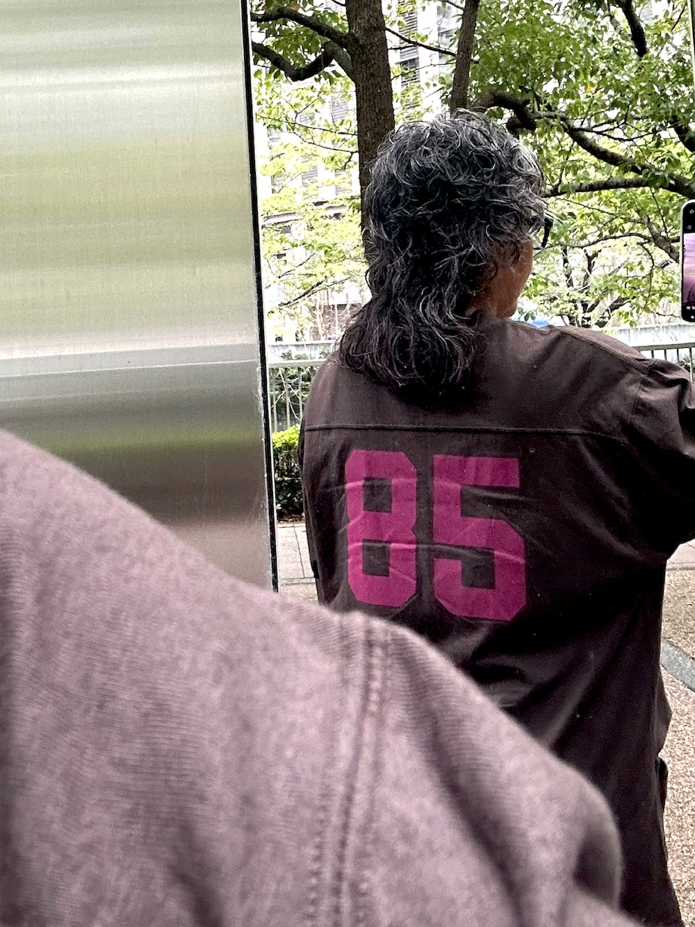 ブラウン系のスウェットパンツ、ブラウン系のTシャツ/カットソー、ホワイト系のスニーカーを着用したレディースの秋コーディネートの2枚目の写真