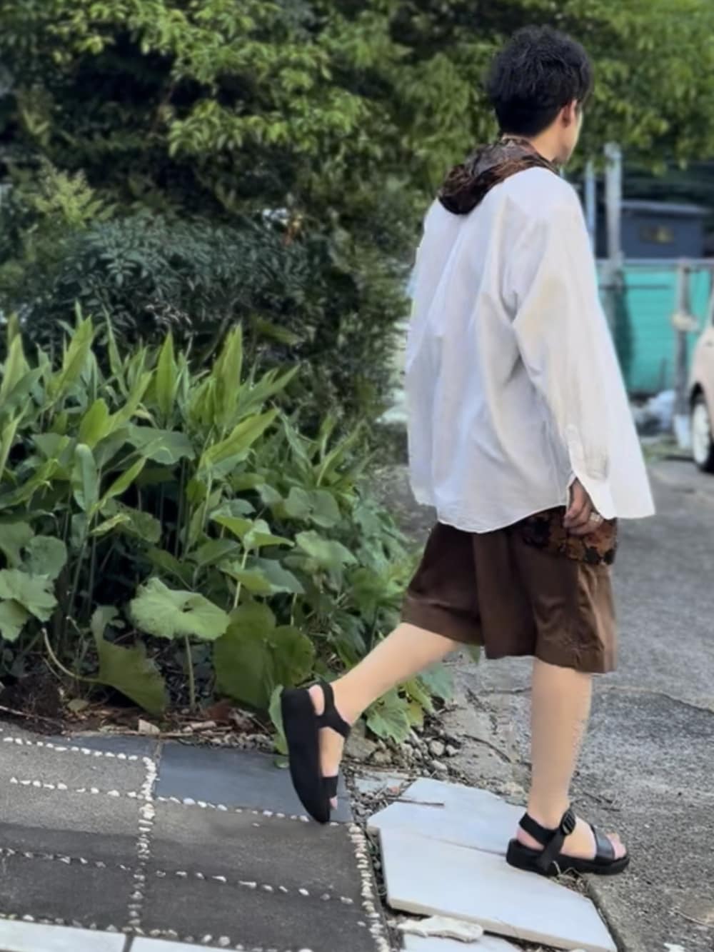 ブラック系のサンダル、ブラウン系のその他パンツ、ホワイト系のシャツ/ブラウスを着用したメンズの夏コーディネートの2枚目の写真