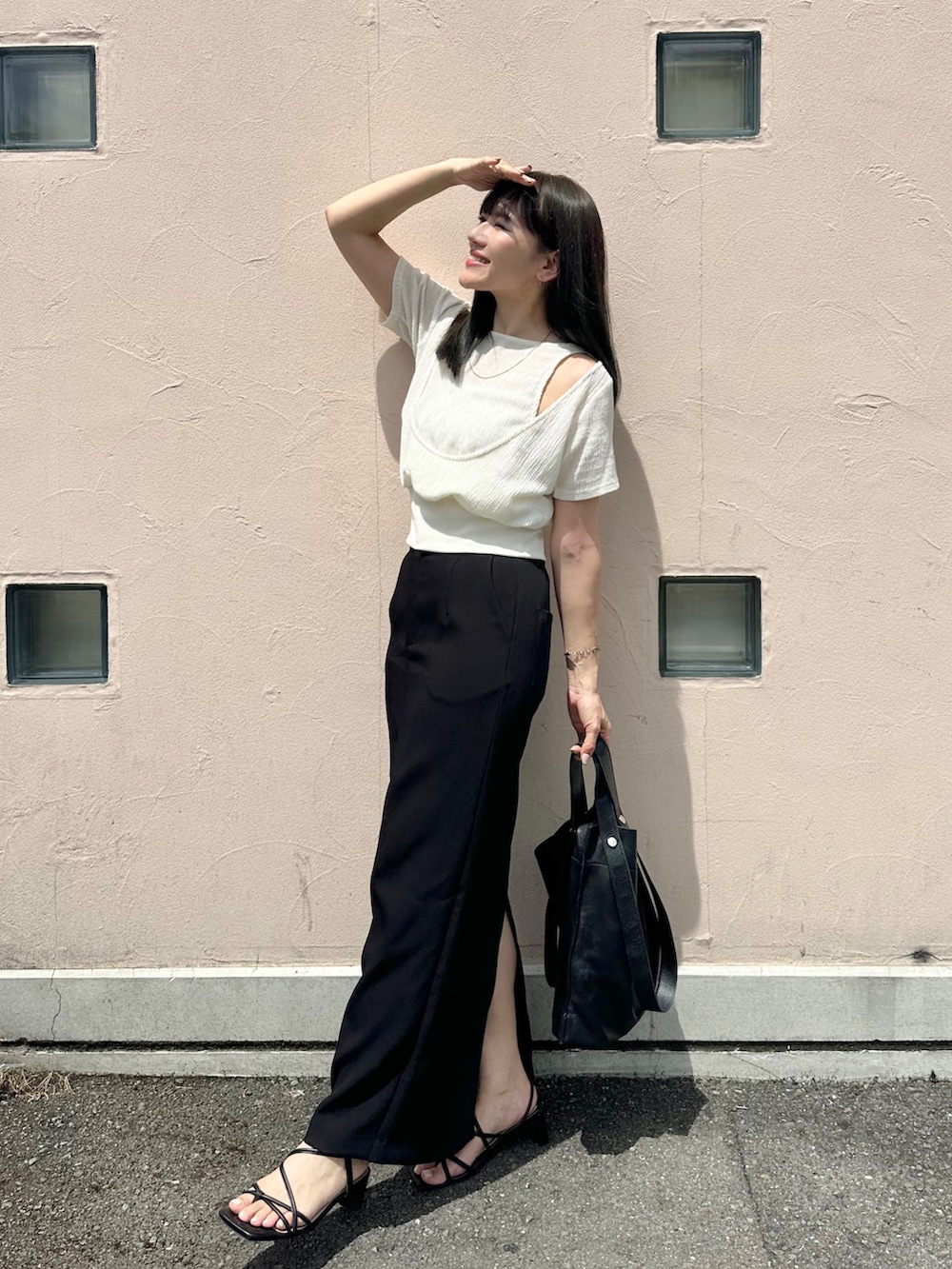「夏コーデ、きれいめカジュアル、モノトーン、肌見せ、タイトスカート、ロングスカート、ショルダーバッグ、サンダル」｜「Formequeの【Formeque】カットアウトトップス（Tシャツ/カットソー、ホワイト系）」を使った、かほこ。さん（レディース・162cm）の夏コーディネートの4枚目の写真