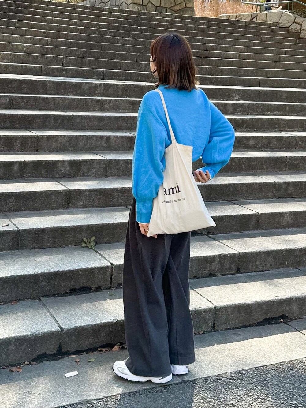 「大人カジュアル、シンプルコーデ、ラクチンコーデ、メンズライク、ショートコート、ジャケット、青ニット、ワイドパンツ、トートバッグ、スニーカー、ニューバランス」|「ADAM ET ROPE'の【WEB限定】FOXWOOLミックスボリュームニットプルオーバー(ニット/セーター、ブルー系)」を使った、かほこ。さん(レディース・162cm)の冬コーディネートの2枚目の写真