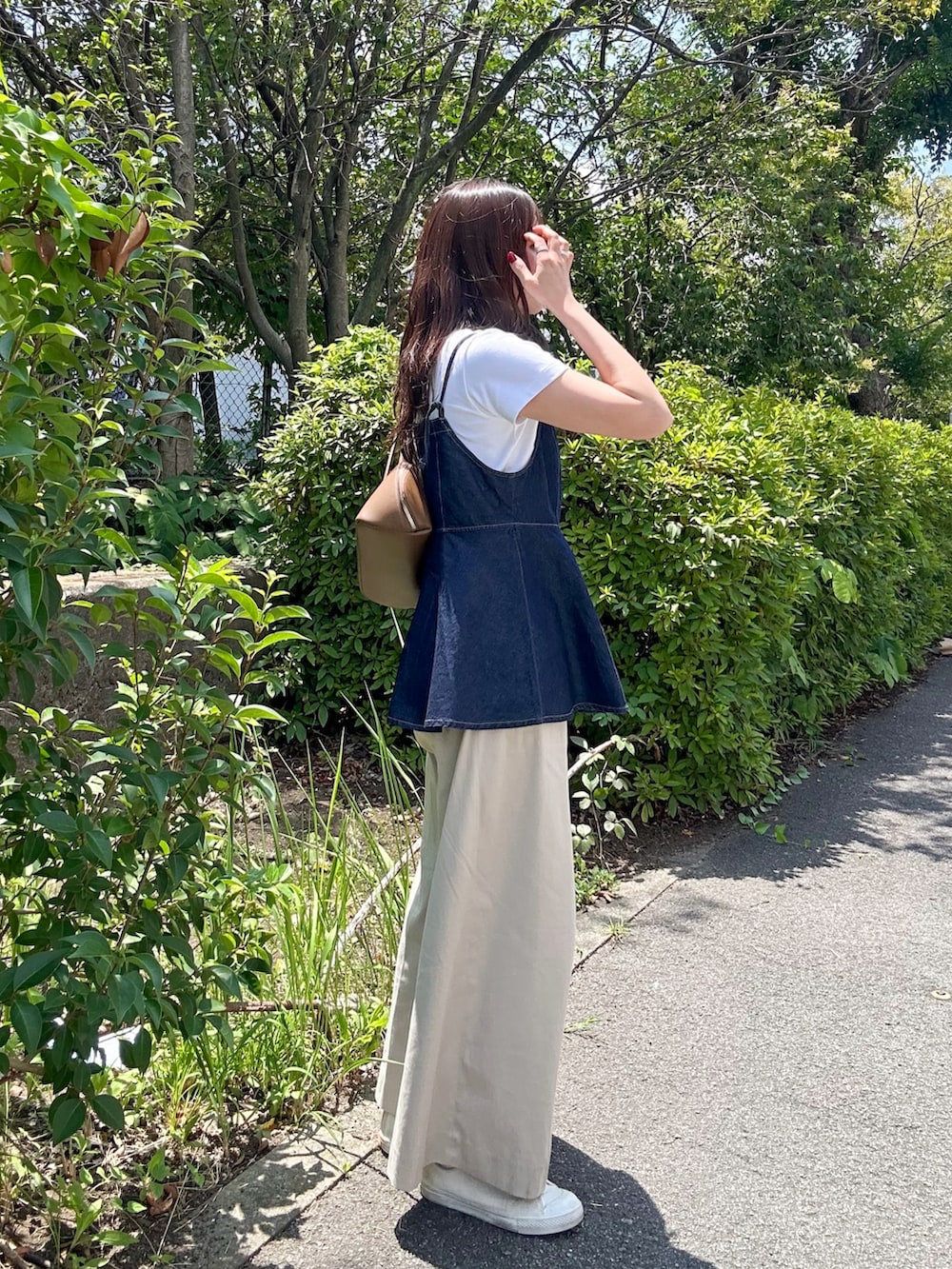 「夏ルックで気分アップ、大人カジュアル、夏コーデ、レイヤードスタイル、アウトドアスタイル、白Tシャツ、デニム、ビスチェ、ワイドパンツ、ショルダーバッグ、スニーカー、お出かけコーデ、休日スタイル」｜「moment+のライトオンスデニムダブルジップペプラムキャミ（キャミソール、ブルー系）」を使った、かほこ。さん（レディース・162cm）の夏コーディネートの2枚目の写真