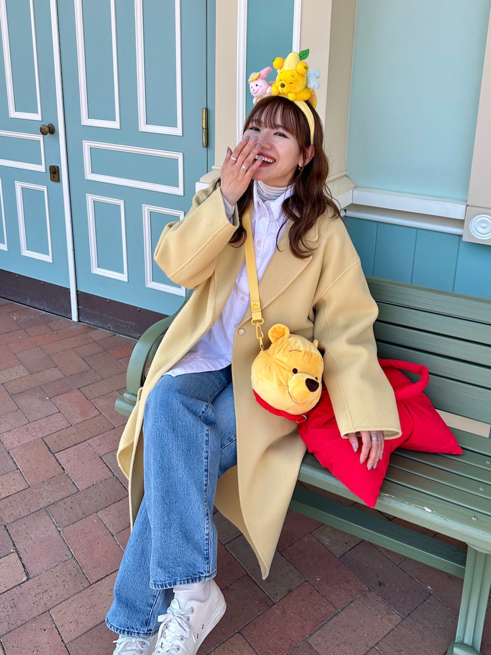 「春アウター、春色、大人カジュアル、きれいめカジュアル、ディズニーコーデ、ロングコート、シャツスタイル、レイヤードスタイル、デニム、ショルダーバッグ、スニーカー、休日スタイル、お出かけコーデ」｜「COSのオーバーサイズ デコンストラクトシャツ 36 ¥15000（シャツ/ブラウス、ホワイト系）」を使った、かほこ。さん（レディース・162cm）の春コーディネートの4枚目の写真