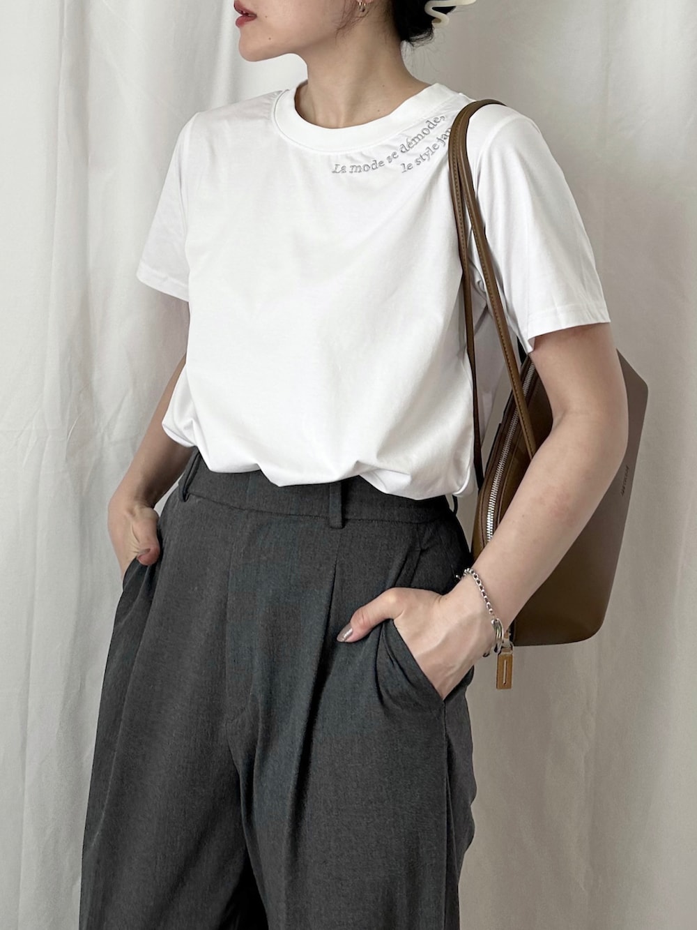 「休日スタイル、大人カジュアル、モノトーン、韓国ファッション、白Tシャツ、ロゴT、スラックス、ワイドパンツ、ユニクロ、ショルダーバッグ、スニーカー、ニューバランス、夏コーデ」｜「Formequeの【Formeque】ロゴ刺繍Tシャツ（Tシャツ/カットソー、ホワイト系）」を使った、かほこ。さん（レディース・162cm）の夏コーディネートの2枚目の写真