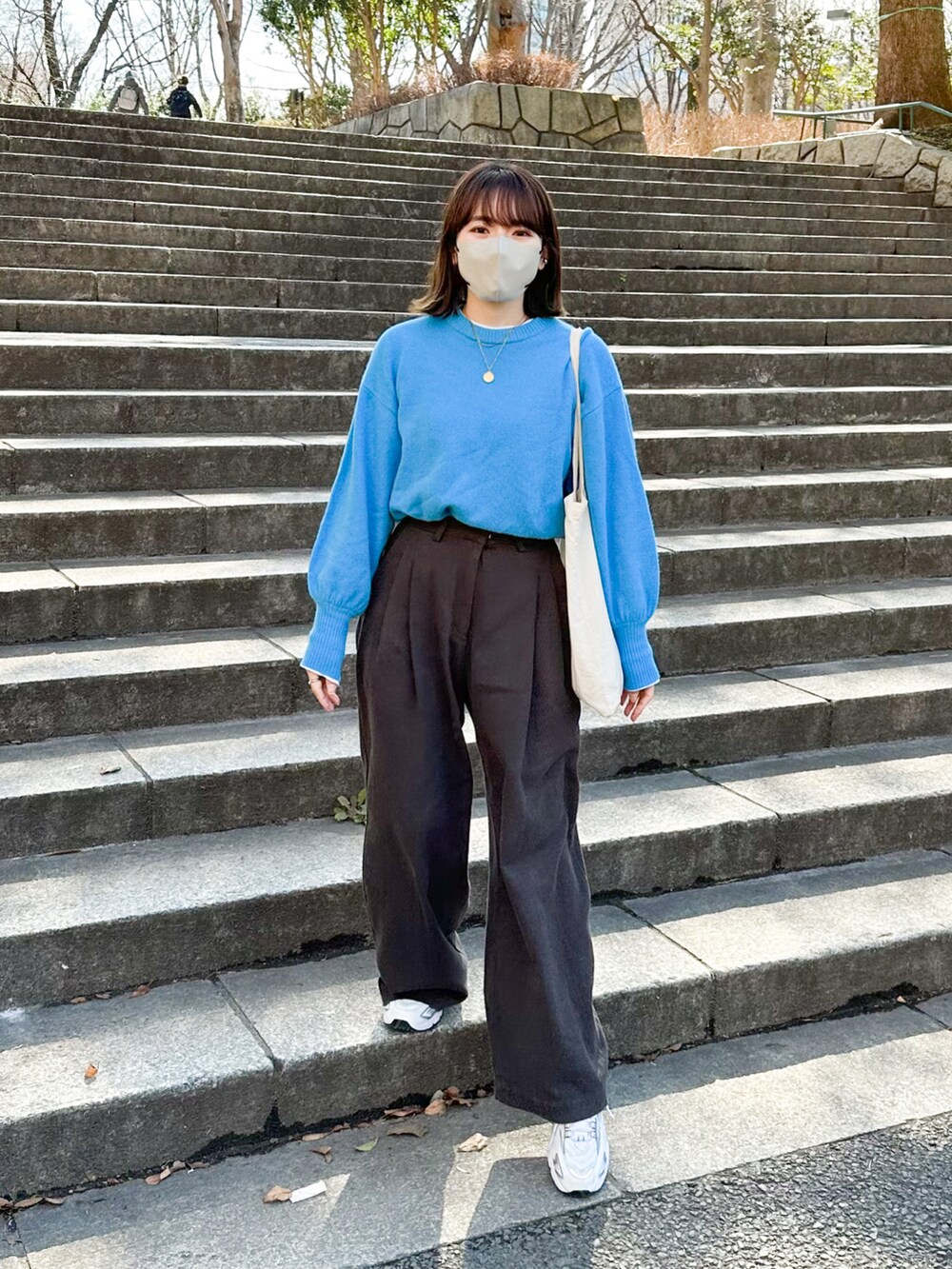 「大人カジュアル、シンプルコーデ、ラクチンコーデ、メンズライク、ショートコート、ジャケット、青ニット、ワイドパンツ、トートバッグ、スニーカー、ニューバランス」|「ADAM ET ROPE'の【WEB限定】FOXWOOLミックスボリュームニットプルオーバー(ニット/セーター、ブルー系)」を使った、かほこ。さん(レディース・162cm)の冬コーディネートの4枚目の写真