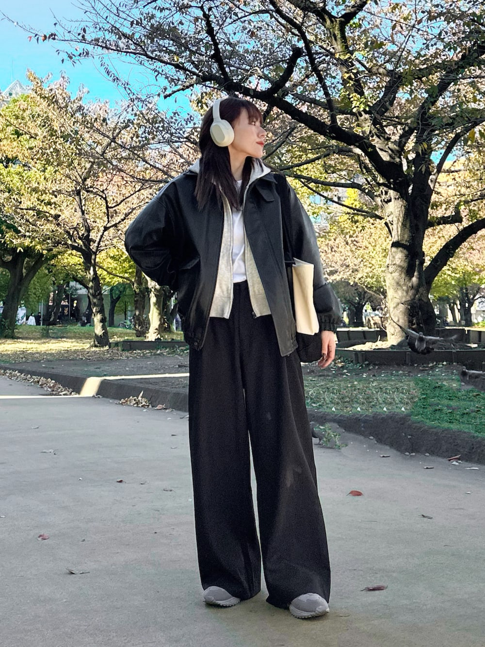 ブラック系のブルゾン、グレー系のパーカー、ホワイト系のTシャツ/カットソーを着用したレディースの秋コーディネートの4枚目の写真