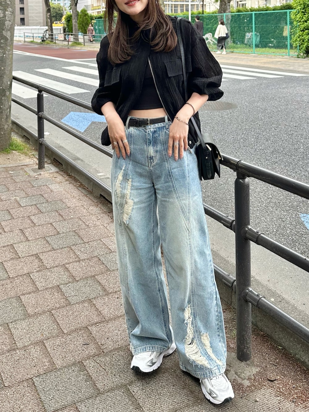 「大人カジュアル、春夏コーデ、シアートップス、ブルゾン、デニム、ダメージデニムパンツ、ショルダーバッグ、スニーカー、ニューバランス、ヘッドホン、休日スタイル、お出かけコーデ」｜「ZARAのプリーツテイストセミシースルージャケット S ¥5990（ブルゾン、ブラック系）」を使った、かほこ。さん（レディース・162cm）の春コーディネートの2枚目の写真