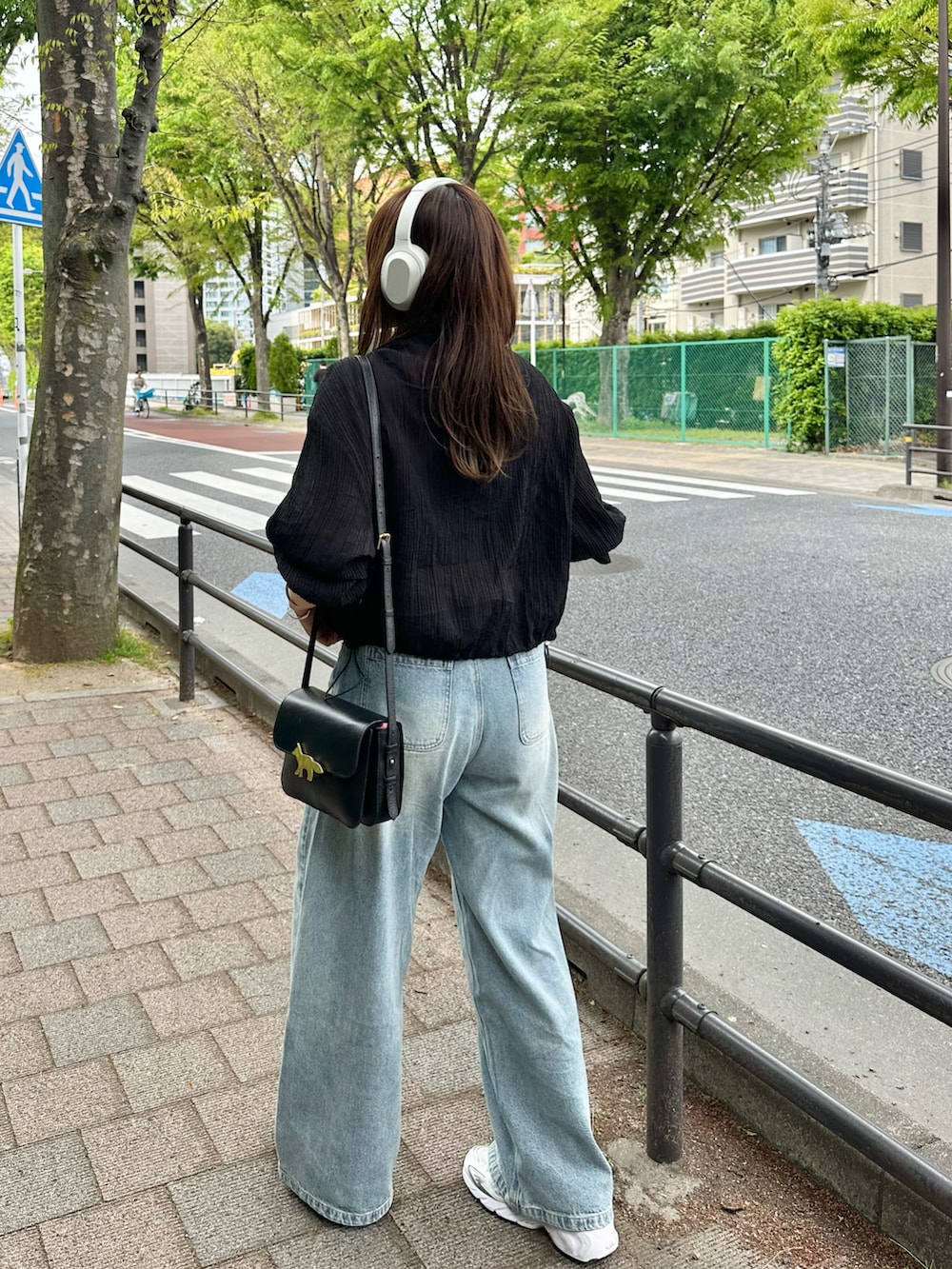 「大人カジュアル、春夏コーデ、シアートップス、ブルゾン、デニム、ダメージデニムパンツ、ショルダーバッグ、スニーカー、ニューバランス、ヘッドホン、休日スタイル、お出かけコーデ」｜「ZARAのプリーツテイストセミシースルージャケット S ¥5990（ブルゾン、ブラック系）」を使った、かほこ。さん（レディース・162cm）の春コーディネートの4枚目の写真