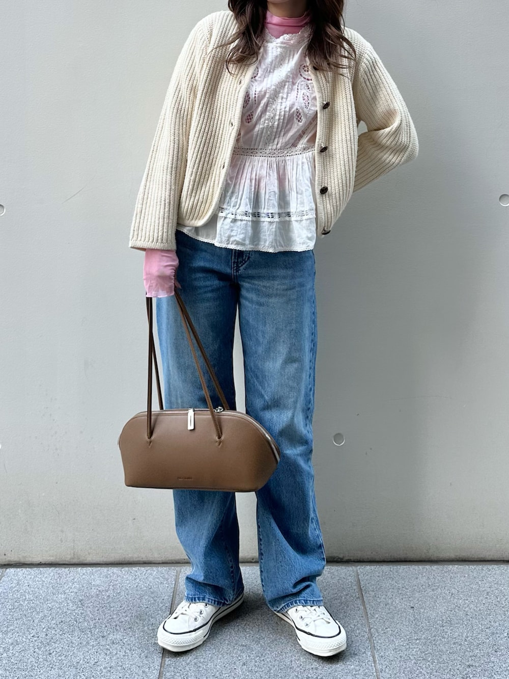 「春めき満開コーデ、大人カジュアル、レイヤードスタイル、春コーデ、ブラウス、レーストップス、シアートップス、デニム、ショルダーバッグ、スニーカー、コンバース、休日スタイル、お出かけコーデ、カーディガン、春色」｜「ZARAのZW COLLECTION ロマンチック刺繍ブラウス ¥6590 S（シャツ/ブラウス、ホワイト系）」を使った、かほこ。さん（レディース・162cm）の春コーディネートの3枚目の写真