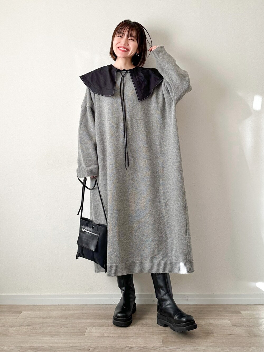 グレー系のワンピース、ブラック系のシャツ/ブラウス、ブラック系のショルダーバッグを着用したレディースの秋コーディネートの2枚目の写真