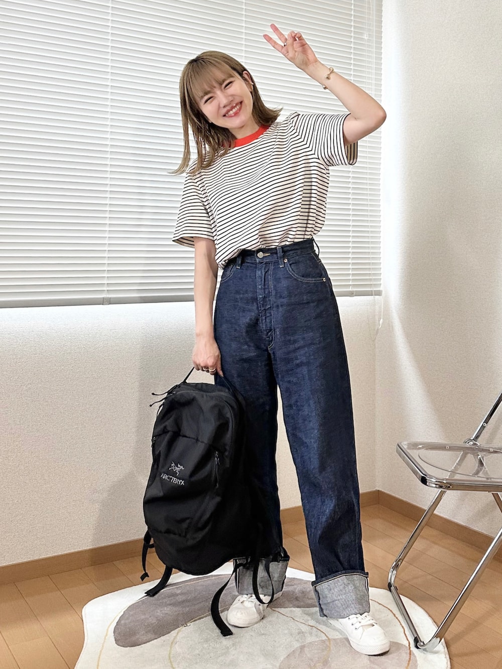 「カジュアルコーデ、シンプルコーデ、Tシャツ、ボーダー、ビッグシルエット、デニム、ハイウエスト、リュック、カラーソックス、スニーカー、白スニーカー、夏コーデ、お出かけコーデ、夏だ！Tシャツ着よう！」｜「COSのグリーンカットTシャツ  L ¥4500（Tシャツ/カットソー、ブラック系）」を使った、かほこ。さん（レディース・162cm）の夏コーディネートの2枚目の写真