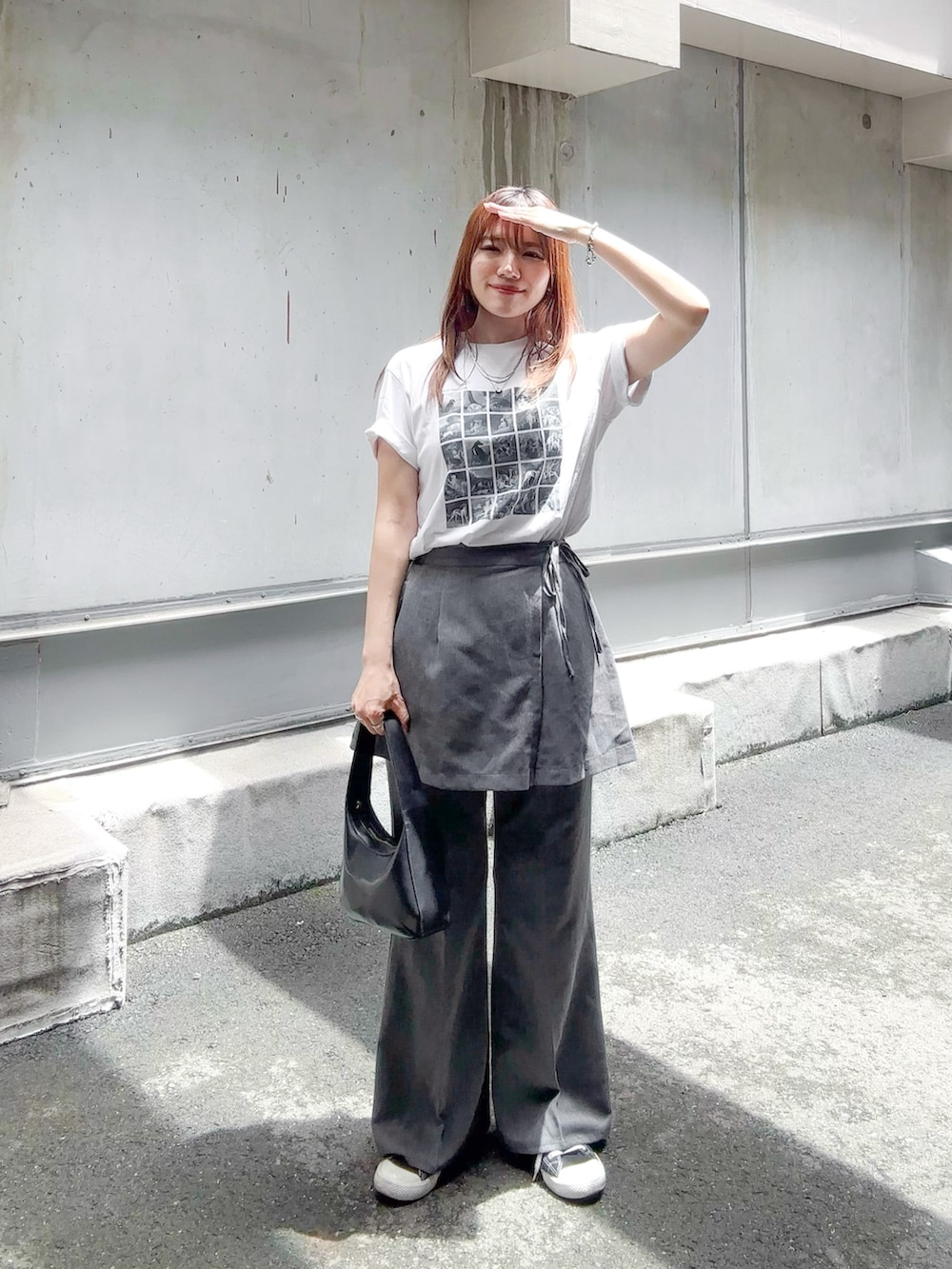 「大人カジュアル、シンプルコーデ、モノトーン、夏コーデ、白Tシャツ、ユニクロ、ラップスカート、スラックス、スカパン、ミニバッグ、スニーカー、休日スタイル、お出かけコーデ、雨の日コーデ、プチプラ」｜「UNIQLOの¥990 （Tシャツ/カットソー、ホワイト系）」を使った、かほこ。さん（レディース・162cm）の夏コーディネートの4枚目の写真