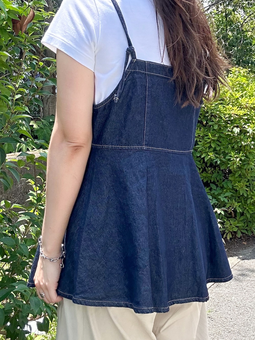 「夏ルックで気分アップ、大人カジュアル、夏コーデ、レイヤードスタイル、アウトドアスタイル、白Tシャツ、デニム、ビスチェ、ワイドパンツ、ショルダーバッグ、スニーカー、お出かけコーデ、休日スタイル」｜「moment+のライトオンスデニムダブルジップペプラムキャミ（キャミソール、ブルー系）」を使った、かほこ。さん（レディース・162cm）の夏コーディネートの4枚目の写真