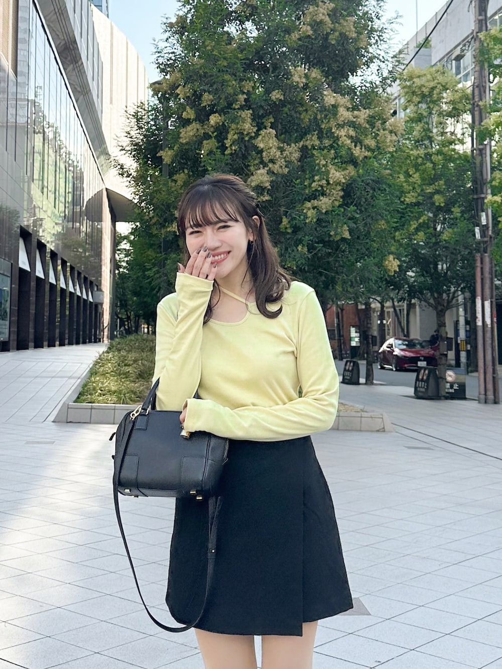 「秋コーデ、イエロー、休日スタイル、お出かけコーデ、スコート、ミニスカート、ミニバッグ、ブーツ、サイドゴアブーツ、推し活」｜「BEAUTY&YOUTH UNITED ARROWSのコットン カットアウト カットソートップス（Tシャツ/カットソー、ベージュ系）」を使った、かほこ。さん（レディース・162cm）の秋コーディネートの4枚目の写真