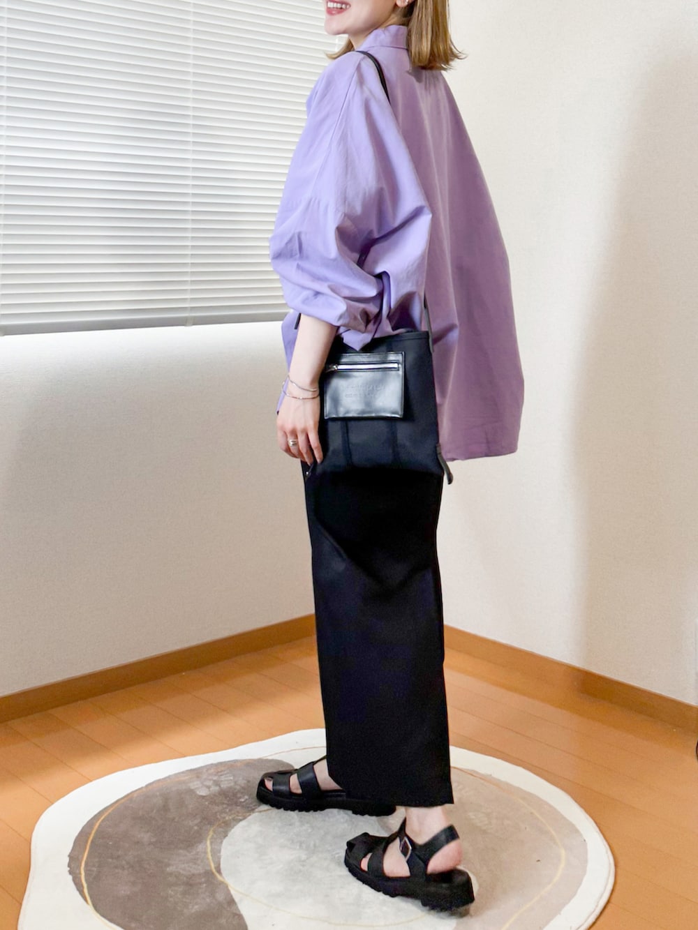 ホワイト系のTシャツ/カットソー、パープル系のシャツ/ブラウス、ブラック系のスカートを着用したレディースの春コーディネートの3枚目の写真