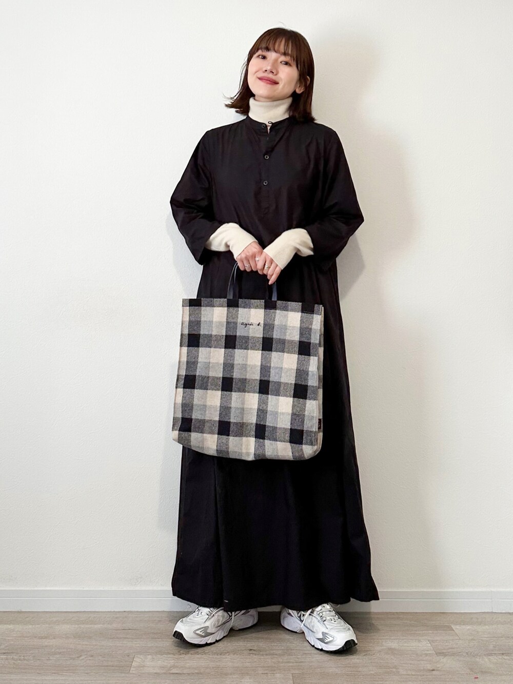 「シンプルコーデ、レイヤードスタイル、大人カジュアル、きれいめカジュアル、ダッフルコート、ロングコート、ロングワンピース、古着MIX、タートルネック、トートバッグ、ニューバランス、モノトーン、スニーカー」｜「古着のアイテム（ワンピース/ドレス、ブラック系）」を使った、かほこ。さん（レディース・162cm）の冬コーディネートの2枚目の写真