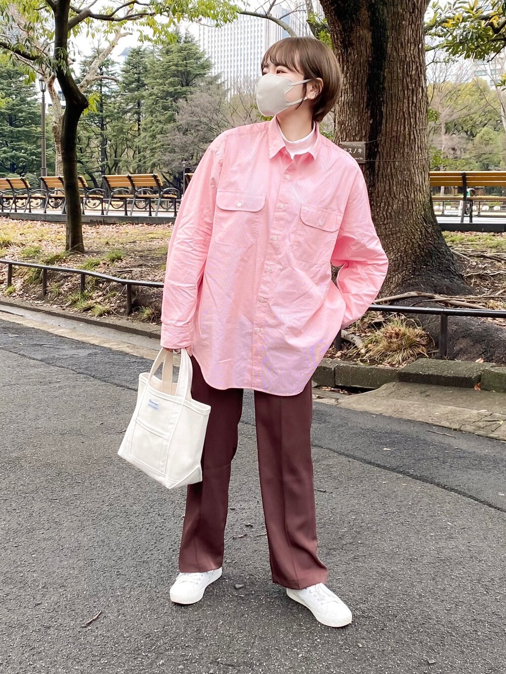 「オトナカジュアル、シンプルコーデ、オーバーサイズ、シャツスタイル、ストライプシャツ、ハイネック、レイヤードスタイル、デニムジャケット、スラックス、トートバッグ、白スニーカー、春アウター」｜「UNIQLOのデニムジャケット（その他アウター、ブルー系）」を使った、かほこ。さん（レディース・162cm）の冬コーディネートの2枚目の写真