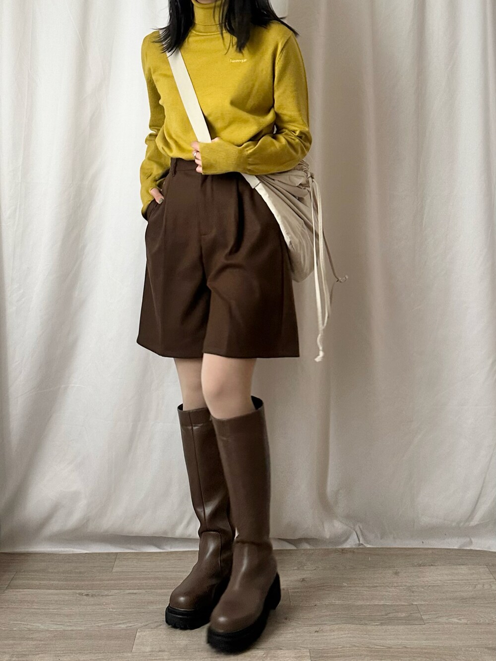 「大人カジュアル、メンズライク、冬コーデ、休日スタイル、お出かけコーデ、barbour、タートルネック、イエロー、ハーフパンツ、ショルダーバッグ、ブーツ、ロングブーツ」｜「Formequeの【Formeque】ロゴ刺繍タートルニット（ニット/セーター、イエロー系）」を使った、かほこ。さん（レディース・162cm）の冬コーディネートの2枚目の写真