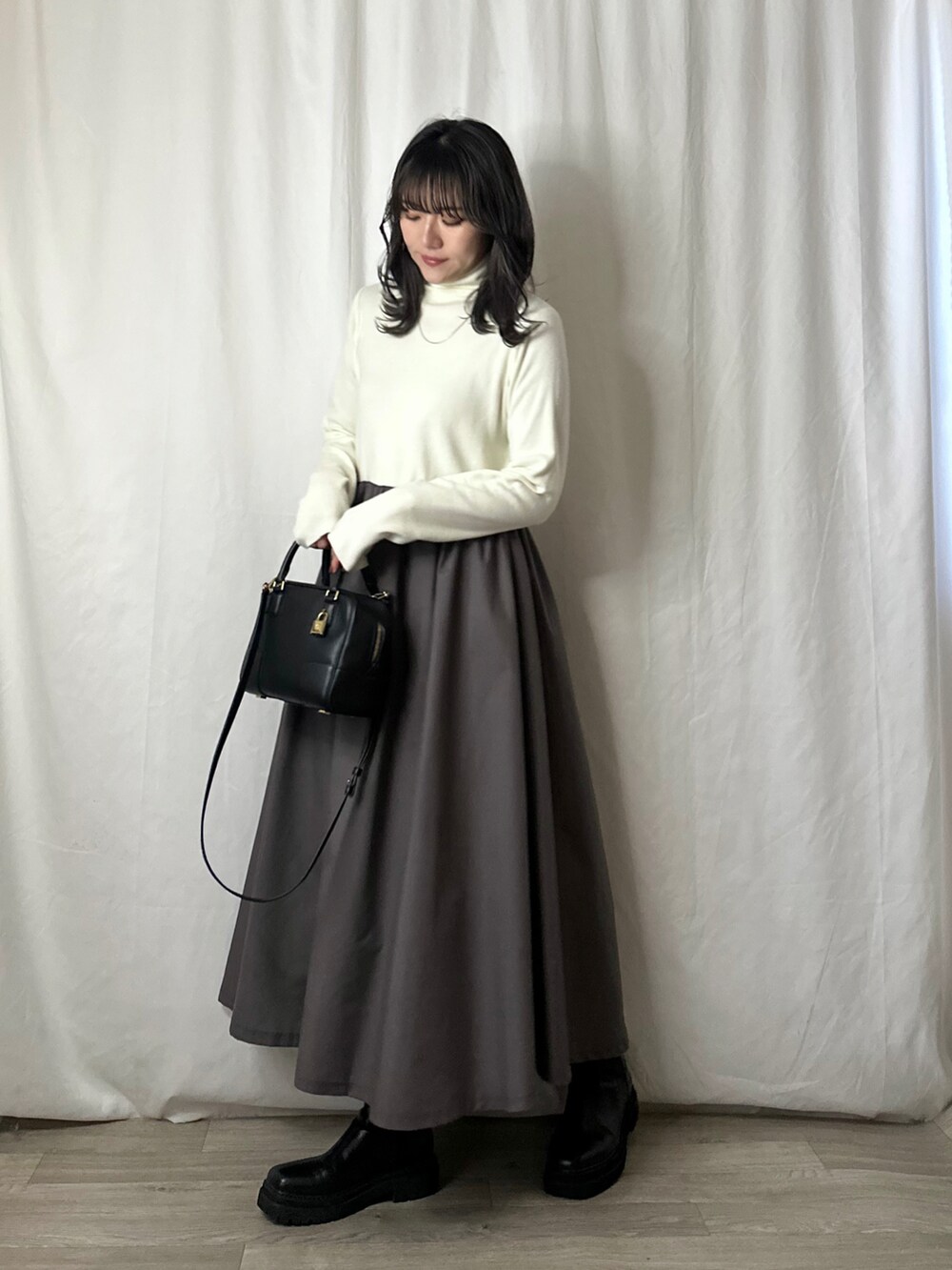 「大人カジュアル、きれいめカジュアル、休日スタイル、オフィスカジュアル、お出かけコーデ、シンプルコーデ、モノトーン、タートルネック、ニット、ロングワンピース、ドッキングワンピ、ミニバッグ、ブーツ」｜「nissenの【かほこ。さんコラボ】タートルネックニット異素材ドッキングワンピース（ワンピース、ホワイト系）」を使った、かほこ。さん（レディース・162cm）の冬コーディネートの5枚目の写真
