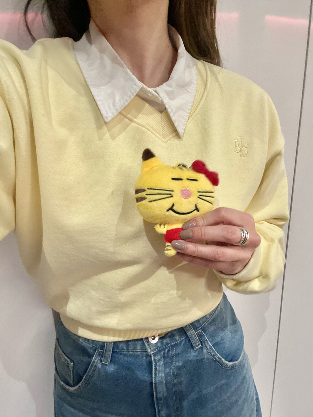 「春色、大人カジュアル、きれいめカジュアル、レイヤードスタイル、スウェット、シャツスタイル、デニム、ワイドパンツ、ダッフルコート、ショルダーバッグ、スニーカー、お出かけコーデ、休日スタイル、イエロー」｜「BEIDELLIの[BELLIDE MADE] パステルVネッククロップドスウェット（スウェット、イエロー系）」を使った、かほこ。さん（レディース・162cm）の冬コーディネートの5枚目の写真