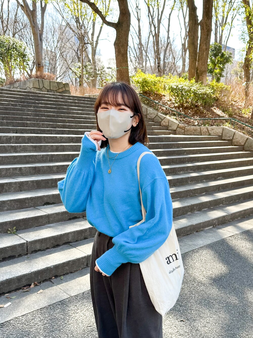 「大人カジュアル、シンプルコーデ、ラクチンコーデ、メンズライク、ショートコート、ジャケット、青ニット、ワイドパンツ、トートバッグ、スニーカー、ニューバランス」|「ADAM ET ROPE'の【WEB限定】FOXWOOLミックスボリュームニットプルオーバー(ニット/セーター、ブルー系)」を使った、かほこ。さん(レディース・162cm)の冬コーディネートの3枚目の写真