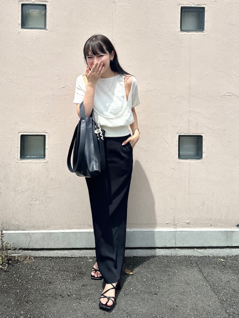 「夏コーデ、きれいめカジュアル、モノトーン、肌見せ、タイトスカート、ロングスカート、ショルダーバッグ、サンダル」｜「Formequeの【Formeque】カットアウトトップス（Tシャツ/カットソー、ホワイト系）」を使った、かほこ。さん（レディース・162cm）の夏コーディネートの2枚目の写真