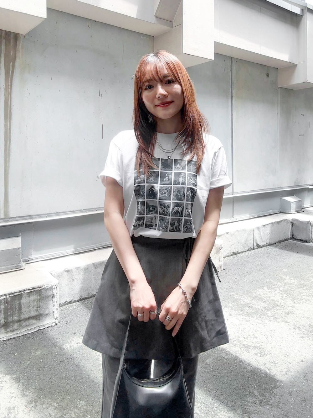 「大人カジュアル、シンプルコーデ、モノトーン、夏コーデ、白Tシャツ、ユニクロ、ラップスカート、スラックス、スカパン、ミニバッグ、スニーカー、休日スタイル、お出かけコーデ、雨の日コーデ、プチプラ」｜「UNIQLOの¥990 （Tシャツ/カットソー、ホワイト系）」を使った、かほこ。さん（レディース・162cm）の夏コーディネートの3枚目の写真