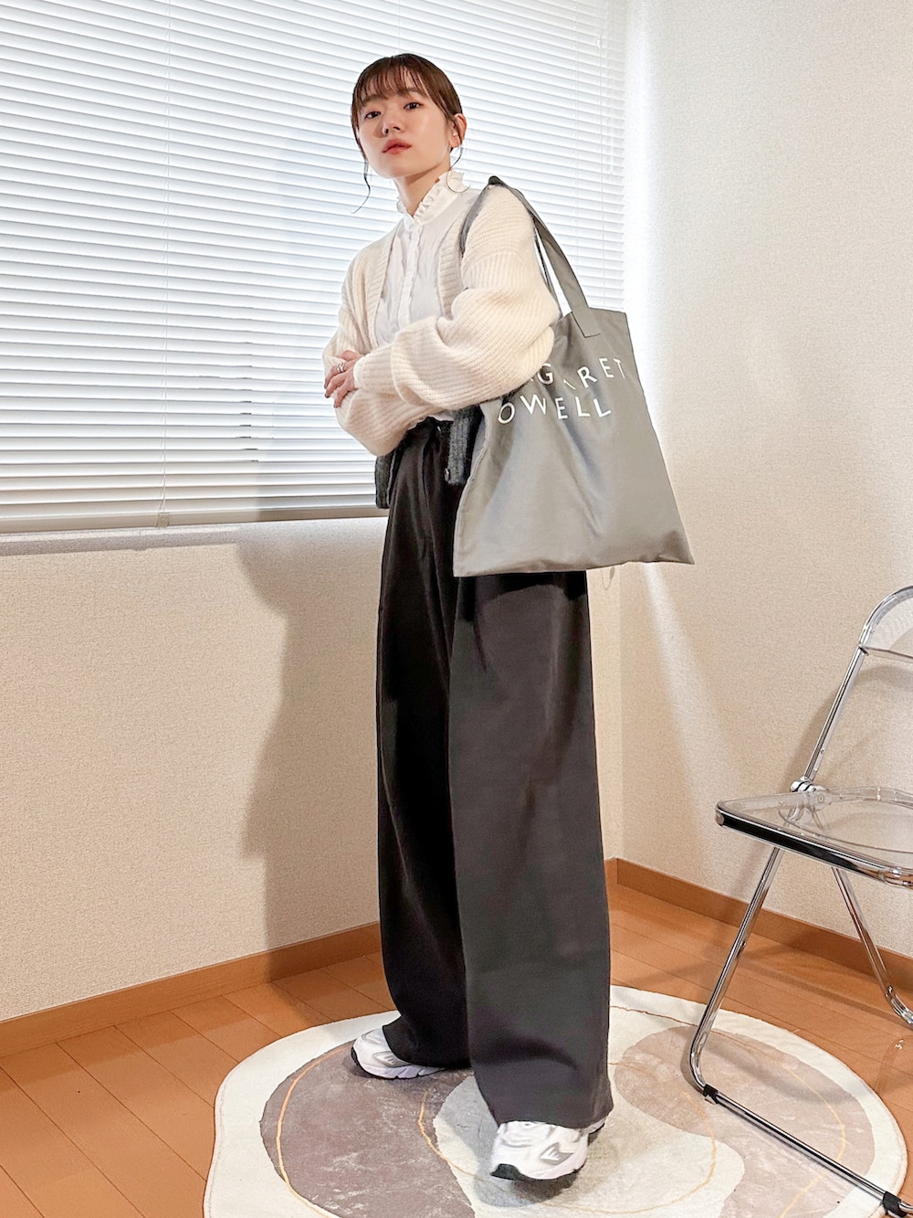 「大人カジュアル、モノトーン、春コーデ、リラックススタイル、カーディガン、ブラウス、フリル、ワイドパンツ、トートバッグ、スニーカー、ニューバランス」｜「COSのアイテム（カーディガン/ボレロ、ホワイト系）」を使った、かほこ。さん（レディース・162cm）の春コーディネートの2枚目の写真