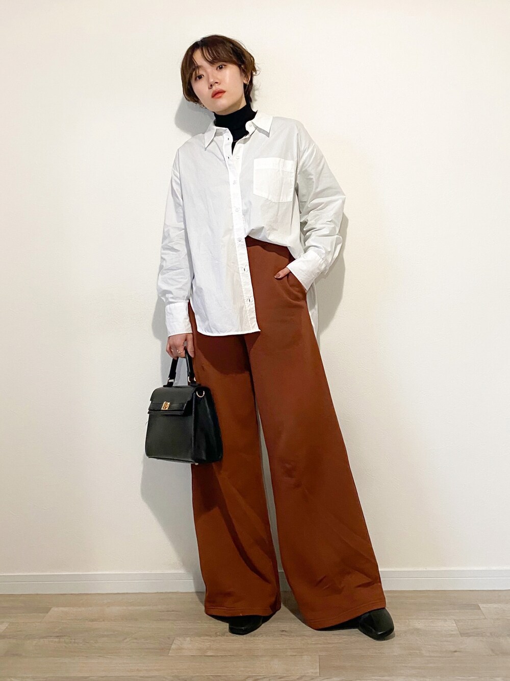 「大人カジュアル、プチプラ、フレアパンツ、スウェットパンツ、シャツスタイル、白シャツ、タートルネック、デニムジャケット、ステンカラーコート、ロングコート、レイヤードスタイル、ハンドバッグ、ショートブーツ」｜「UNIQLOのエクストラファインメリノリブタートルネックセーター（長袖）（ニット/セーター、ブラック系）」を使った、かほこ。さん（レディース・162cm）の冬コーディネートの2枚目の写真