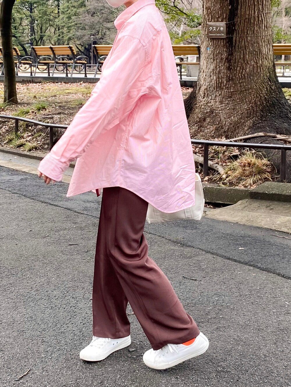 「オトナカジュアル、シンプルコーデ、オーバーサイズ、シャツスタイル、ストライプシャツ、ハイネック、レイヤードスタイル、デニムジャケット、スラックス、トートバッグ、白スニーカー、春アウター」｜「UNIQLOのデニムジャケット（その他アウター、ブルー系）」を使った、かほこ。さん（レディース・162cm）の冬コーディネートの3枚目の写真