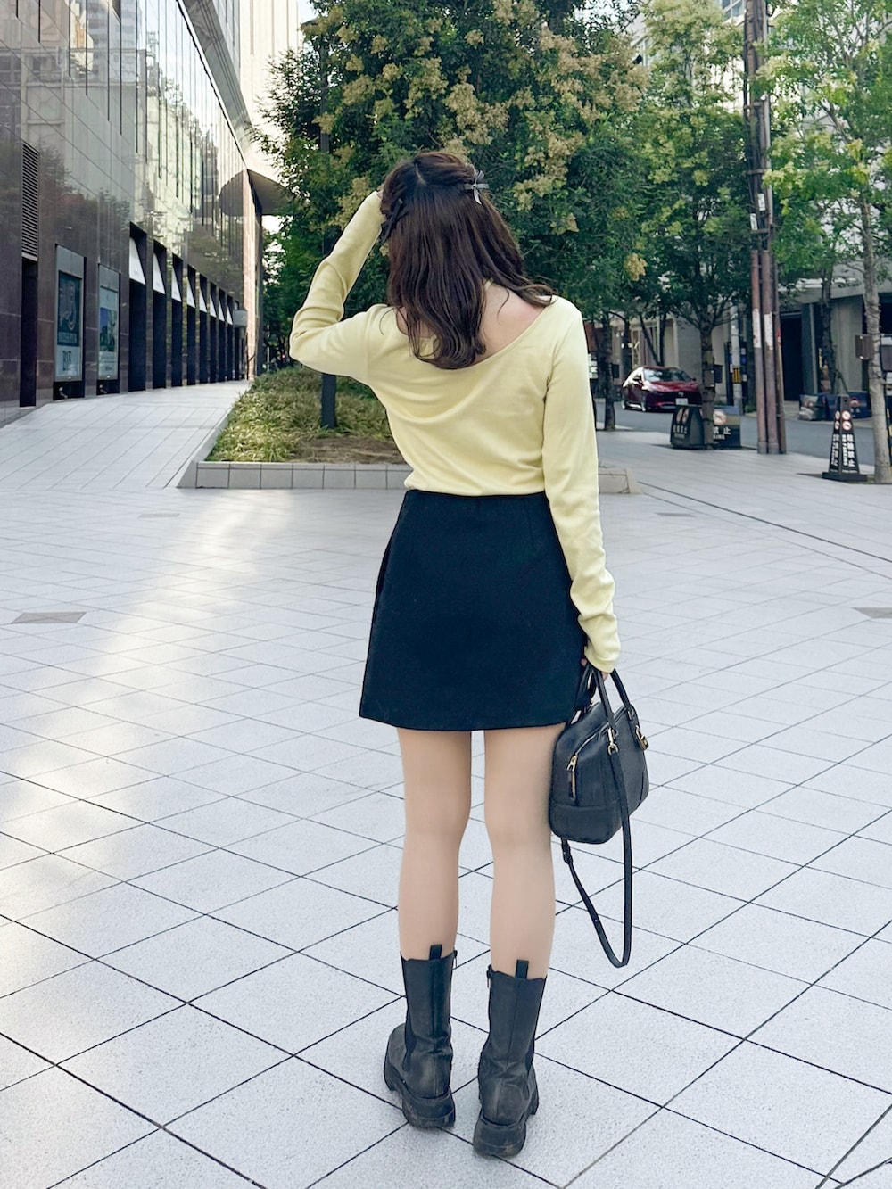「秋コーデ、イエロー、休日スタイル、お出かけコーデ、スコート、ミニスカート、ミニバッグ、ブーツ、サイドゴアブーツ、推し活」｜「BEAUTY&YOUTH UNITED ARROWSのコットン カットアウト カットソートップス（Tシャツ/カットソー、ベージュ系）」を使った、かほこ。さん（レディース・162cm）の秋コーディネートの2枚目の写真