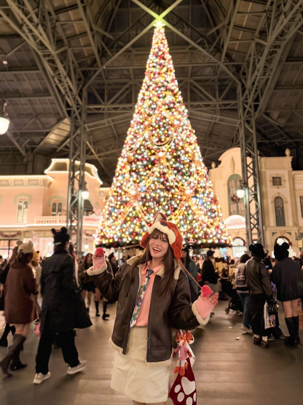 ピンク系のカーディガン/ボレロ、ホワイト系のスカート、ブラウン系のブルゾンを着用したレディースの冬コーディネートの4枚目の写真