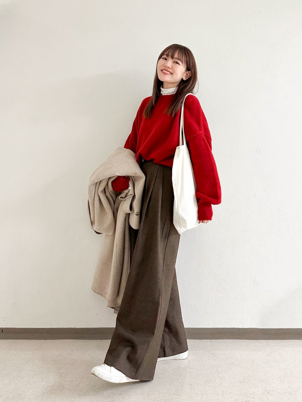 「冬コーデ、クリスマスに着たい服、マイベストコーデ2024、赤、休日スタイル、大人カジュアル、ニット、ワイドパンツ、レイヤードスタイル、ロングコート、トートバッグ、スニーカー、冬アウター、お出かけコーデ」｜「NOGLEの【NOGLE/ノグル】カラールーズリブニット（ニット/セーター、レッド系）」を使った、かほこ。さん（レディース・162cm）の冬コーディネートの2枚目の写真