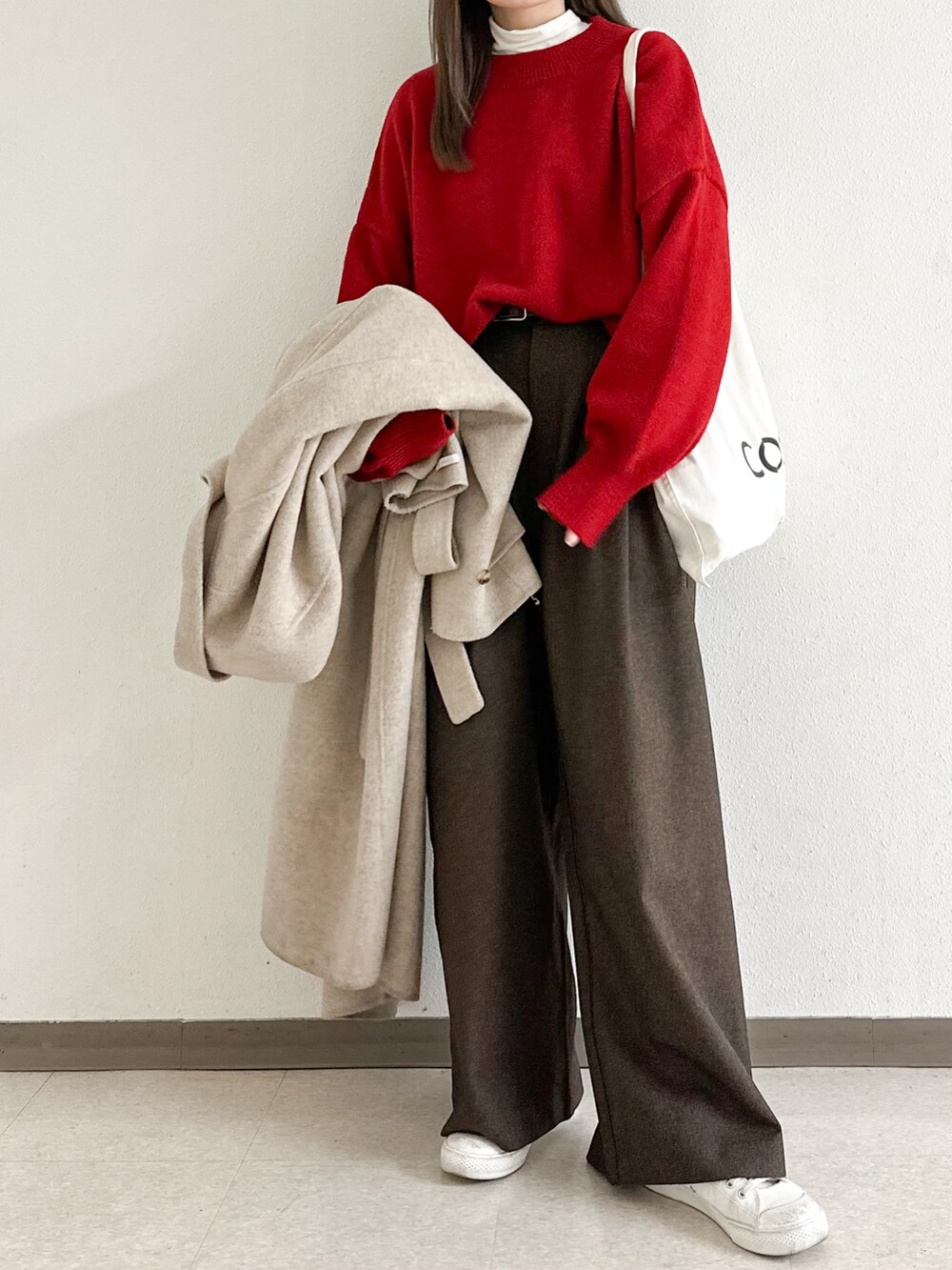 「冬コーデ、クリスマスに着たい服、マイベストコーデ2024、赤、休日スタイル、大人カジュアル、ニット、ワイドパンツ、レイヤードスタイル、ロングコート、トートバッグ、スニーカー、冬アウター、お出かけコーデ」｜「NOGLEの【NOGLE/ノグル】カラールーズリブニット（ニット/セーター、レッド系）」を使った、かほこ。さん（レディース・162cm）の冬コーディネートの5枚目の写真