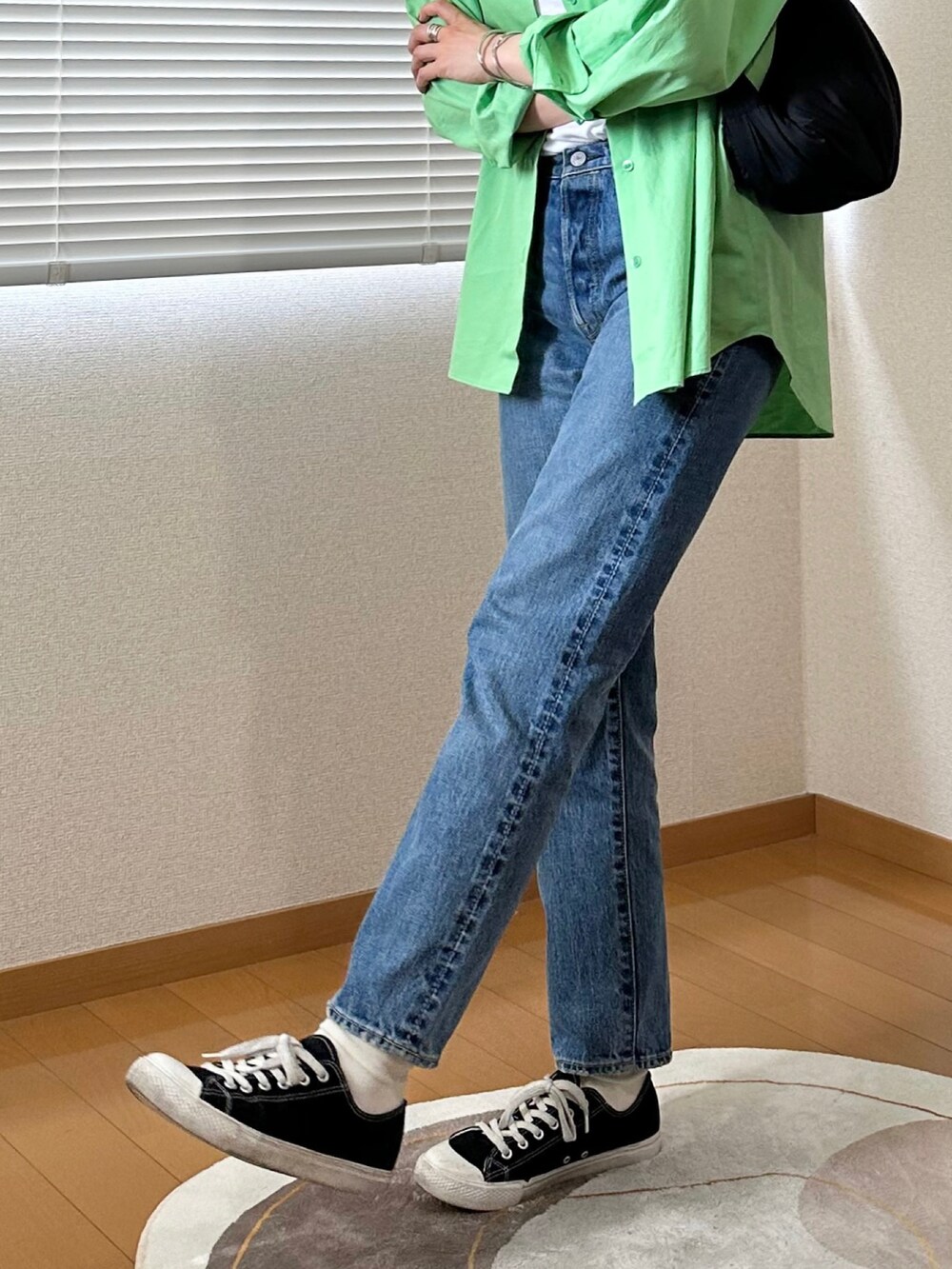 「シンプルコーデ、カジュアル、ラフ、シャツスタイル、ビタミンカラー、シャツ、タンクトップ、デニム、ショルダーバッグ、スニーカー」｜「HANESの[HANES/ヘインズ] UNDIES リサイクルコットン ノースリーブTシャツ（Tシャツ/カットソー、ホワイト系）」を使った、かほこ。さん（レディース・162cm）の夏コーディネートの4枚目の写真