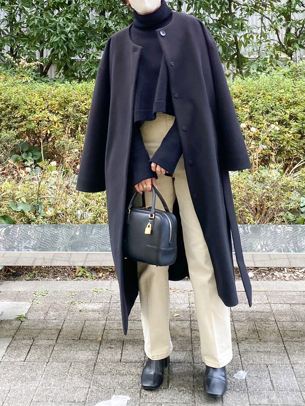 「大人カジュアル、シンプル、モノトーン、ロングコート、ノーカラーコート、タートルネック、ショート丈トップス、デニム、ハイウエスト、ミニバッグ、ボストンバッグ、ショートブーツ」｜「ZARAのアイテム（ニット/セーター、ブラック系）」を使った、かほこ。さん（レディース・162cm）の冬コーディネートの2枚目の写真