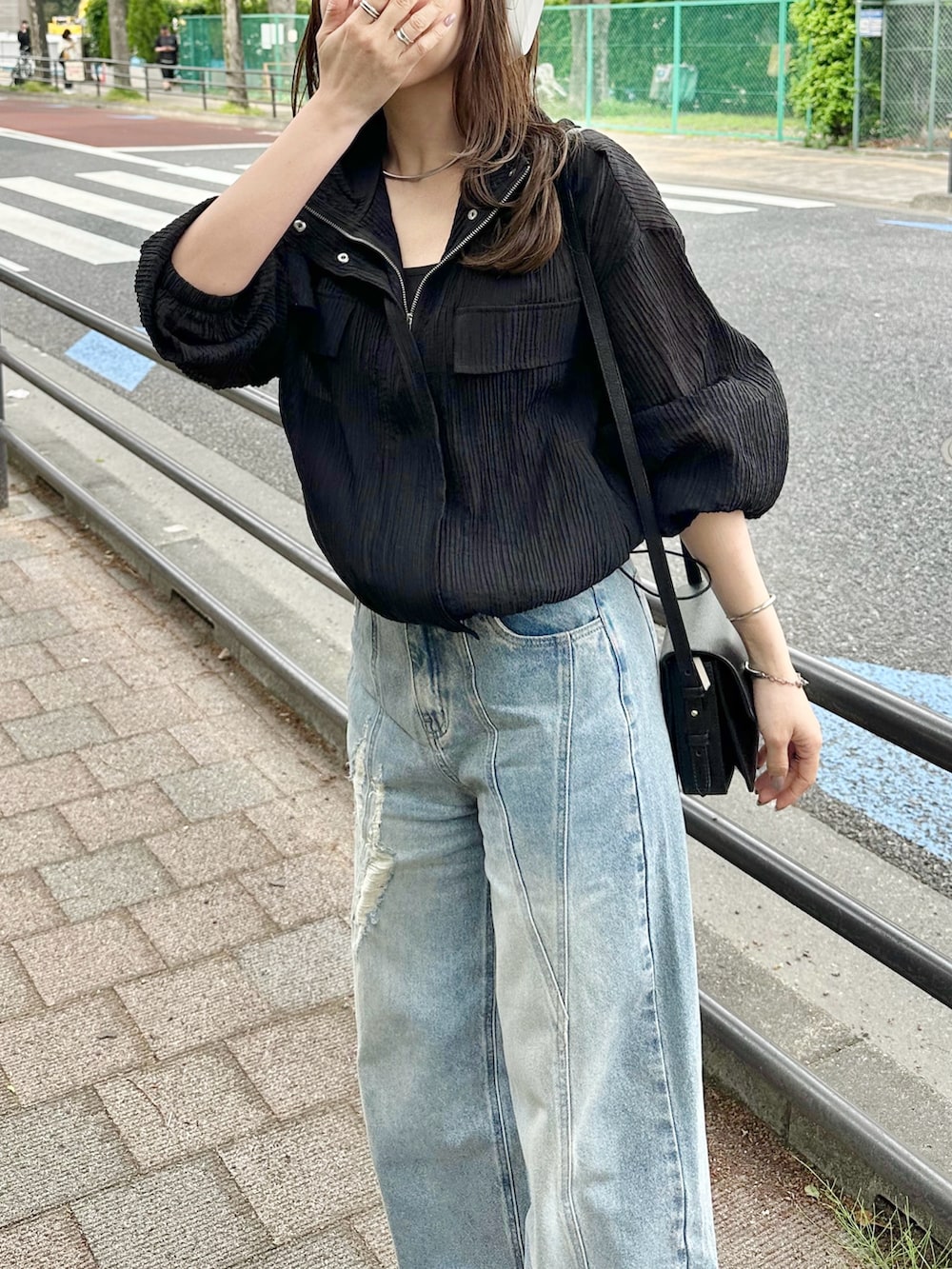 「大人カジュアル、春夏コーデ、シアートップス、ブルゾン、デニム、ダメージデニムパンツ、ショルダーバッグ、スニーカー、ニューバランス、ヘッドホン、休日スタイル、お出かけコーデ」｜「ZARAのプリーツテイストセミシースルージャケット S ¥5990（ブルゾン、ブラック系）」を使った、かほこ。さん（レディース・162cm）の春コーディネートの5枚目の写真