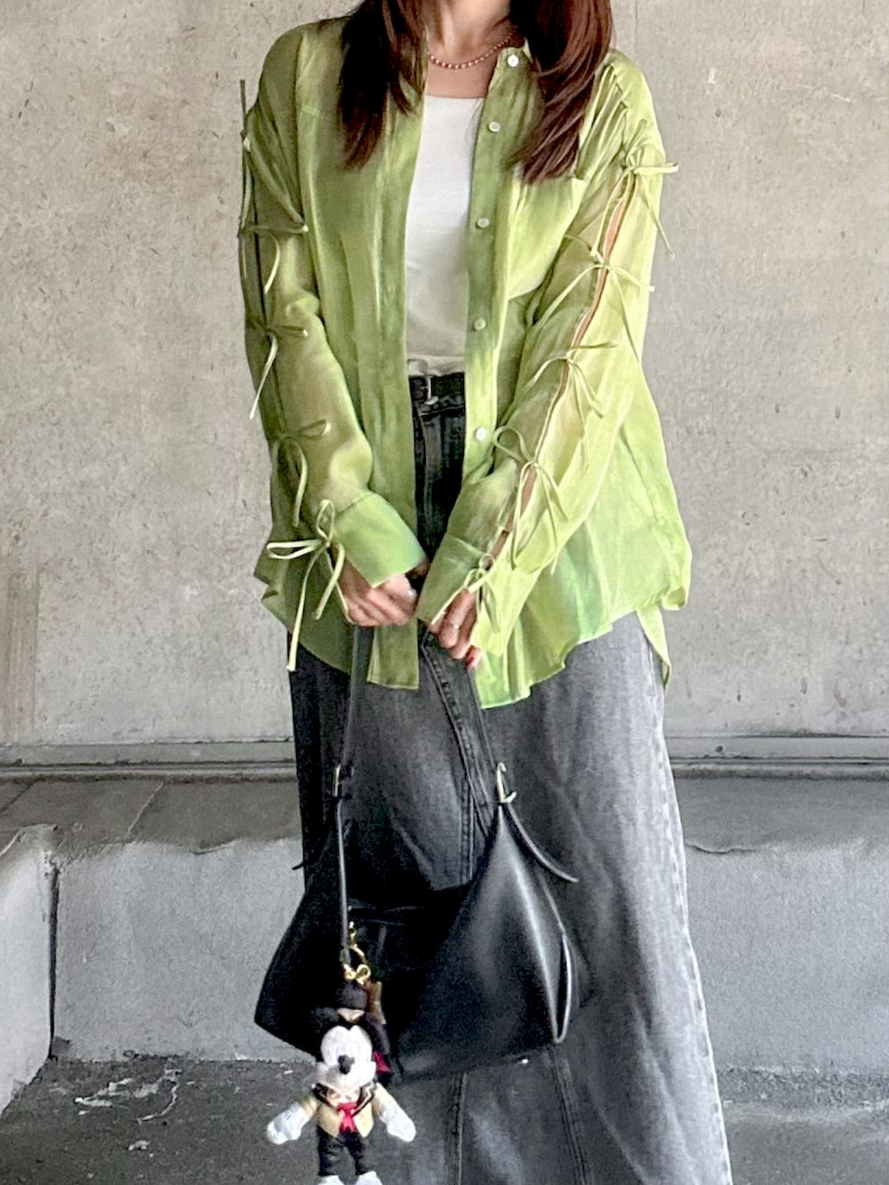 「大人カジュアル、シアートップス、シアーシャツ、リボン、デニムスカート、タイトスカート、ロングスカート、ショルダーバッグ、スニーカー、adidas、厚底シューズ、秋服準備はじめました、休日スタイル、お出かけコーデ」｜「MAISON SPECIALのOversize Shear Ribbon Shirt/オーバーシアーリボンシャツ【MAISON SPECIAL/メゾンスペシャル】（シャツ/ブラウス、グリーン系）」を使った、かほこ。さん（レディース・162cm）の夏コーディネートの2枚目の写真