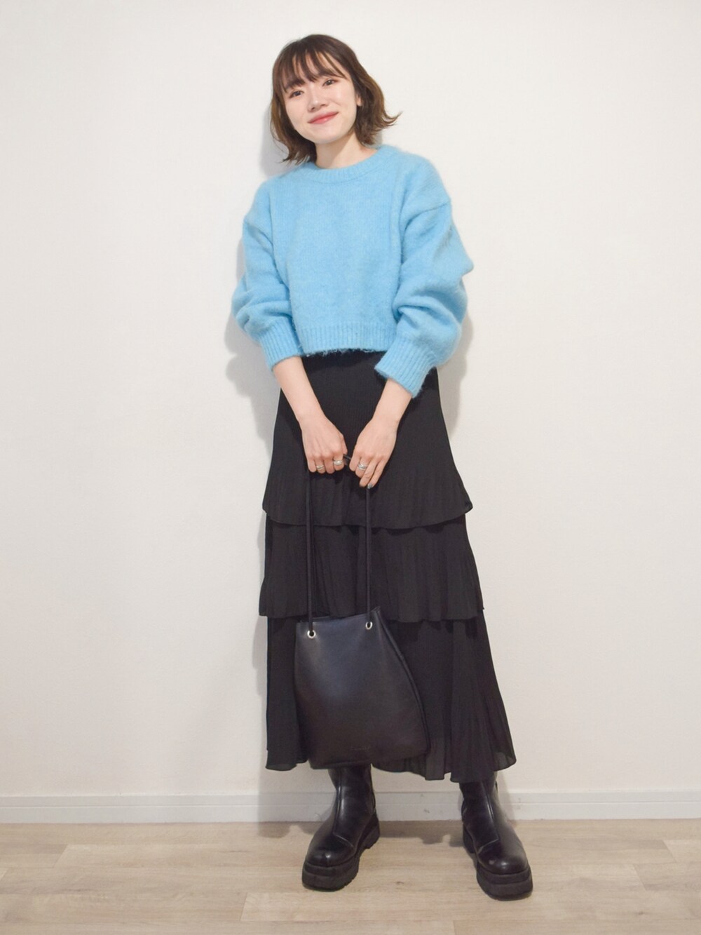 「冬コーデ、大人カジュアル、モード、ムートンコート、カラーコーデ、ニット、ショート丈トップス、ティアードスカート、プリーツスカート、ロングスカート、サイドゴアブーツ、ショルダーバッグ」｜「ZARAのクロップド丈ニットセーター ¥5990（ニット/セーター、ブルー系）」を使った、かほこ。さん（レディース・162cm）の冬コーディネートの4枚目の写真
