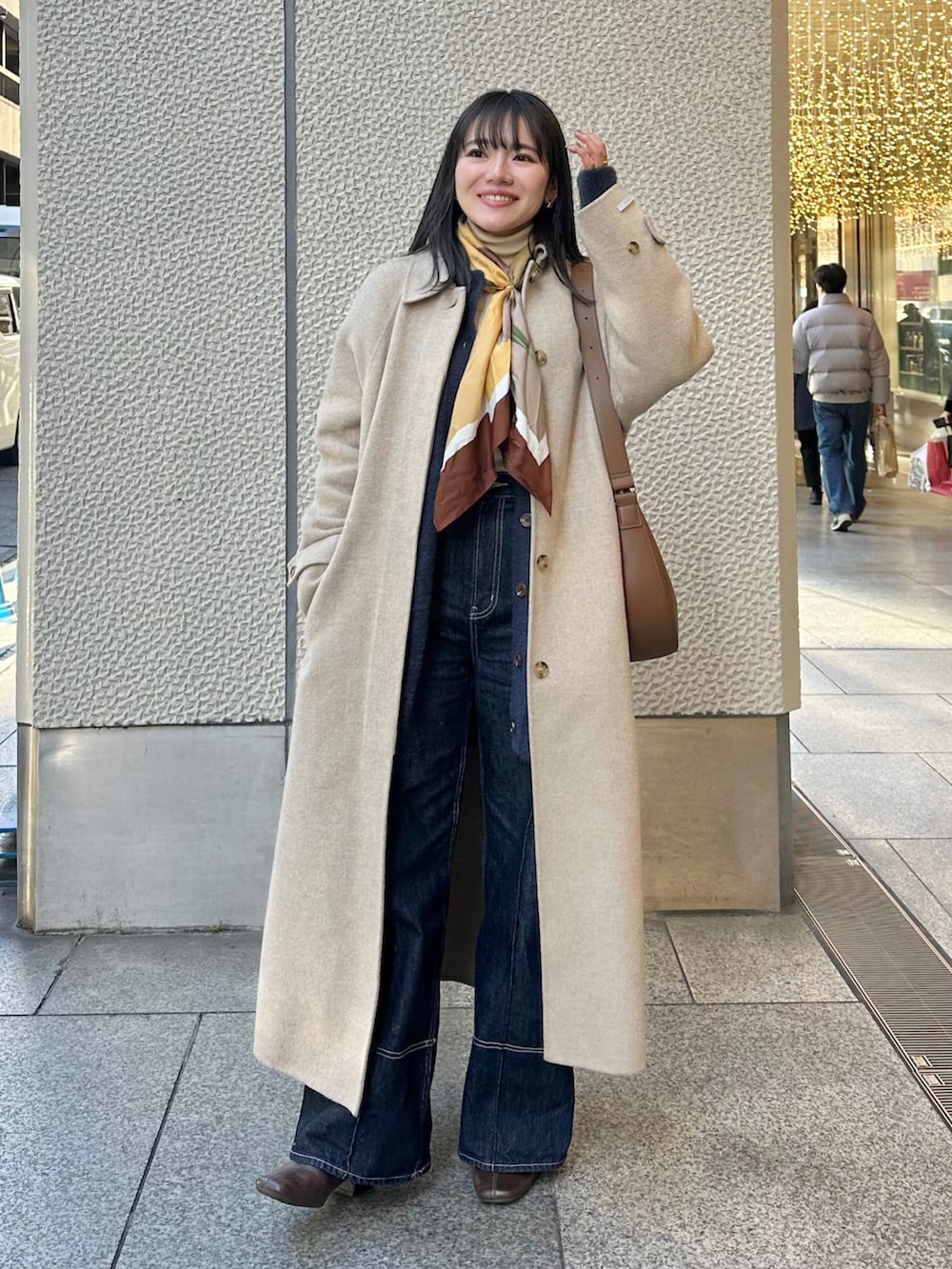 「大人カジュアル、きれいめカジュアル、マイベストコーデ2023、レイヤードスタイル、ステンカラーコート、ロングコート、タートルネック、カーディガン、デニム、ワイドパンツ、ショルダーバッグ、スカーフ、ブーツ、休日スタイル、お出かけコーデ」｜「Formequeの【Formeque】3wayニットワンピース（ワンピース、ブルー系）」を使った、かほこ。さん（レディース・162cm）の冬コーディネートの4枚目の写真
