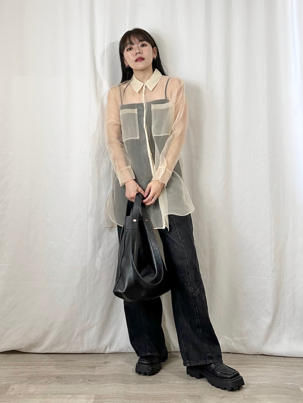 「シャツスタイル、秋服準備はじめました、アツいコーデ全部見せ、お出かけコーデ、レイヤードスタイル、シアーシャツ、デニム、ブラックデニム、トートバッグ、ローファー、厚底シューズ、休日スタイル、大人カジュアル、モード」｜「ZARAのロング丈オーガンザシャツ（シャツ/ブラウス、ベージュ系）」を使った、かほこ。さん（レディース・162cm）の夏コーディネートの4枚目の写真