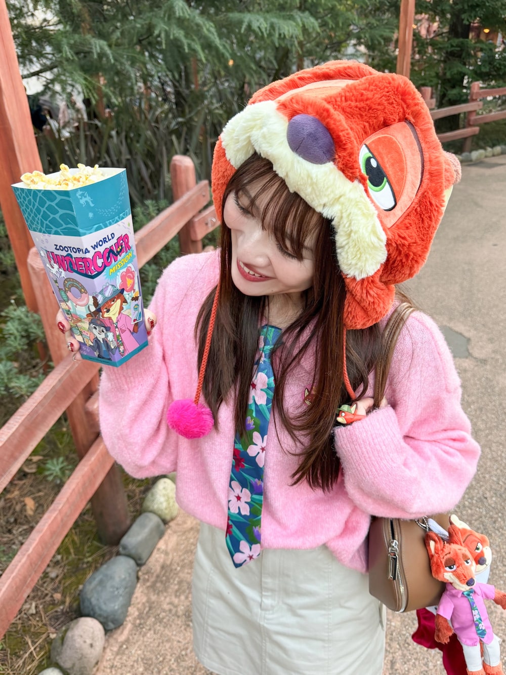 ピンク系のカーディガン/ボレロ、ホワイト系のスカート、ブラウン系のブルゾンを着用したレディースの冬コーディネートの3枚目の写真