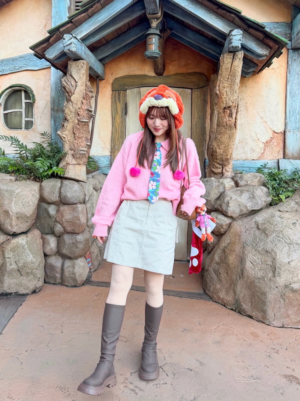 ピンク系のカーディガン/ボレロ、ホワイト系のスカート、ブラウン系のブルゾンを着用したレディースの冬コーディネートの5枚目の写真