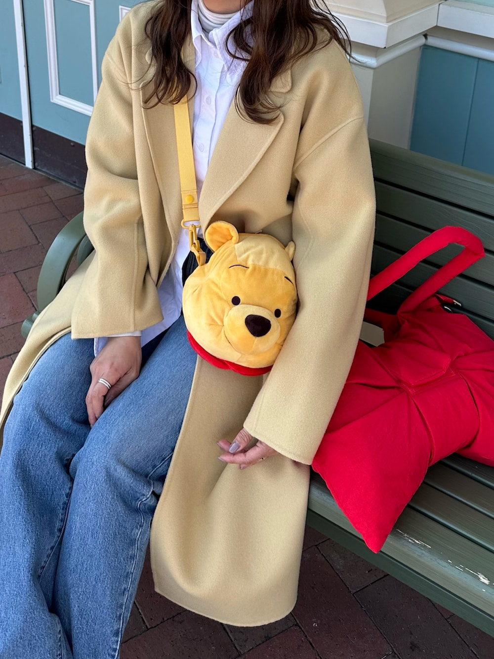 「春アウター、春色、大人カジュアル、きれいめカジュアル、ディズニーコーデ、ロングコート、シャツスタイル、レイヤードスタイル、デニム、ショルダーバッグ、スニーカー、休日スタイル、お出かけコーデ」｜「COSのオーバーサイズ デコンストラクトシャツ 36 ¥15000（シャツ/ブラウス、ホワイト系）」を使った、かほこ。さん（レディース・162cm）の春コーディネートの3枚目の写真